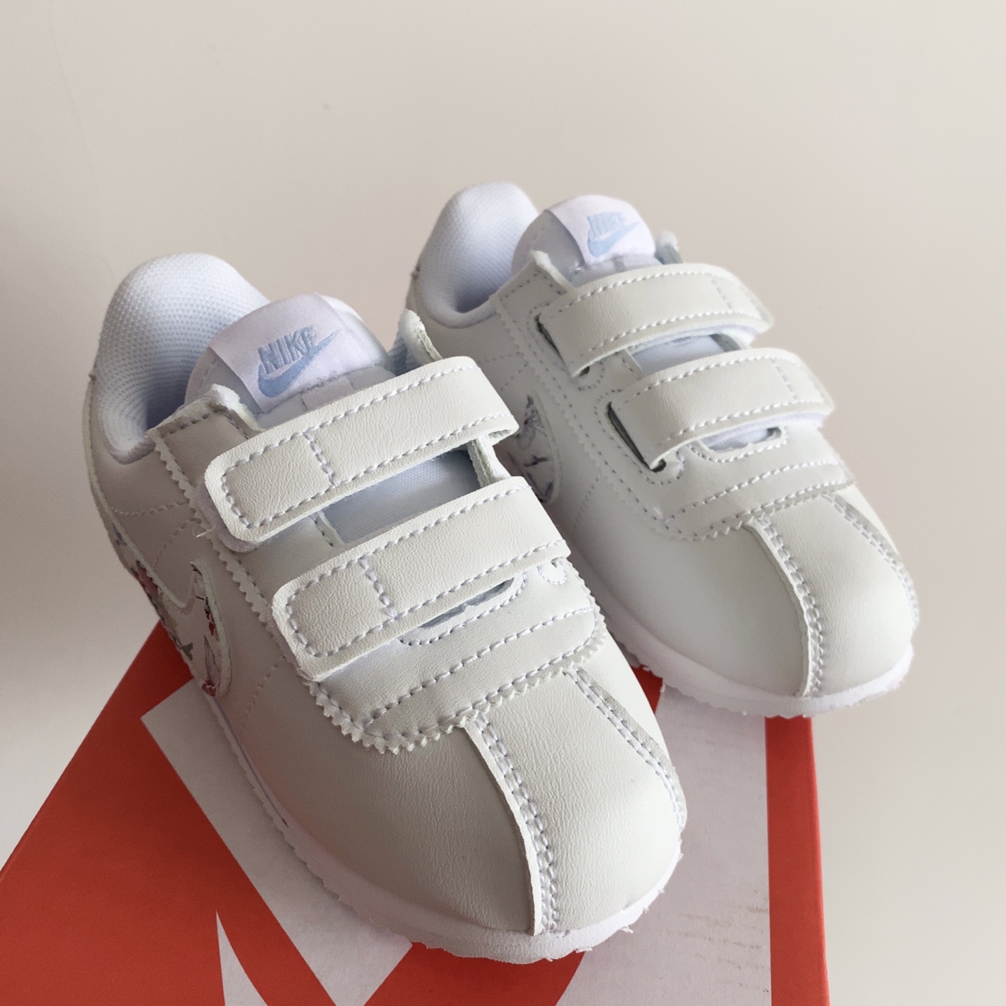 NO:762860,'Forrest Gump Collaboration Series Children's Shoes' is a must-grab product ~ a super popular one. Many people in the industry have always put Forrest Gump shoes among Nike's classic shoes. There must be a reason for their existence. Just the appearance alone, it is very cute to see them on the feet. Both male and female babies can use the insoles, which are non-slip and wear-resistant, full of elasticity, and the Velcro design is easy to put on and take off. All real shots!  The quality is visible!  ,Nike series,19860909「阿甘联名系列儿童板鞋」 必抢牛货来了～超爆的一款 很多业内人士,一直把阿甘鞋放在耐克经典鞋的肯定有其存在的道理单单外观,就好看到爆巨萌上脚非常好看.男女宝宝都可以鞋垫防滑耐磨,弹力十足,魔术贴设计方便穿脱,全部实拍！品质看得见！,耐克系列,,Children's