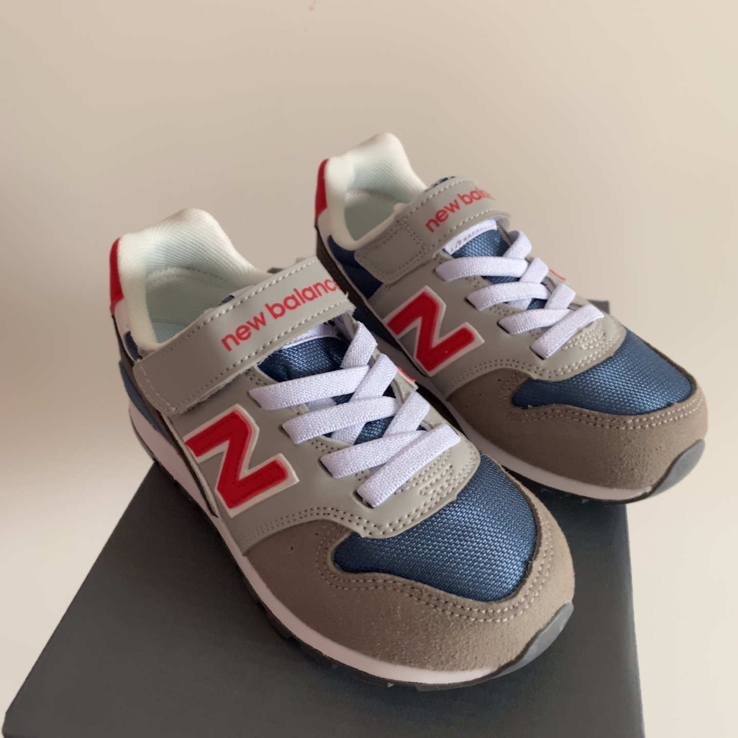 NO:811555,NB 996 low-top Velcro children's sneakers for children 28-37.5 years old use Velcro elastic bands. Big Velcro for kids, Velcro elastic band design for older children. High-quality leather splicing, full texture. Rubber wear-resistant and non-slip outsole. Great foot feel, NB, sneakers,1986090928-37.5大童是魔术贴松紧带 NB 996低帮魔术贴儿童运动鞋 小童大魔术贴,大童魔术贴松紧带设计 优质皮料拼接,质感满满 橡胶耐磨防滑大底 脚感超赞,NB,sneakers,,Children's