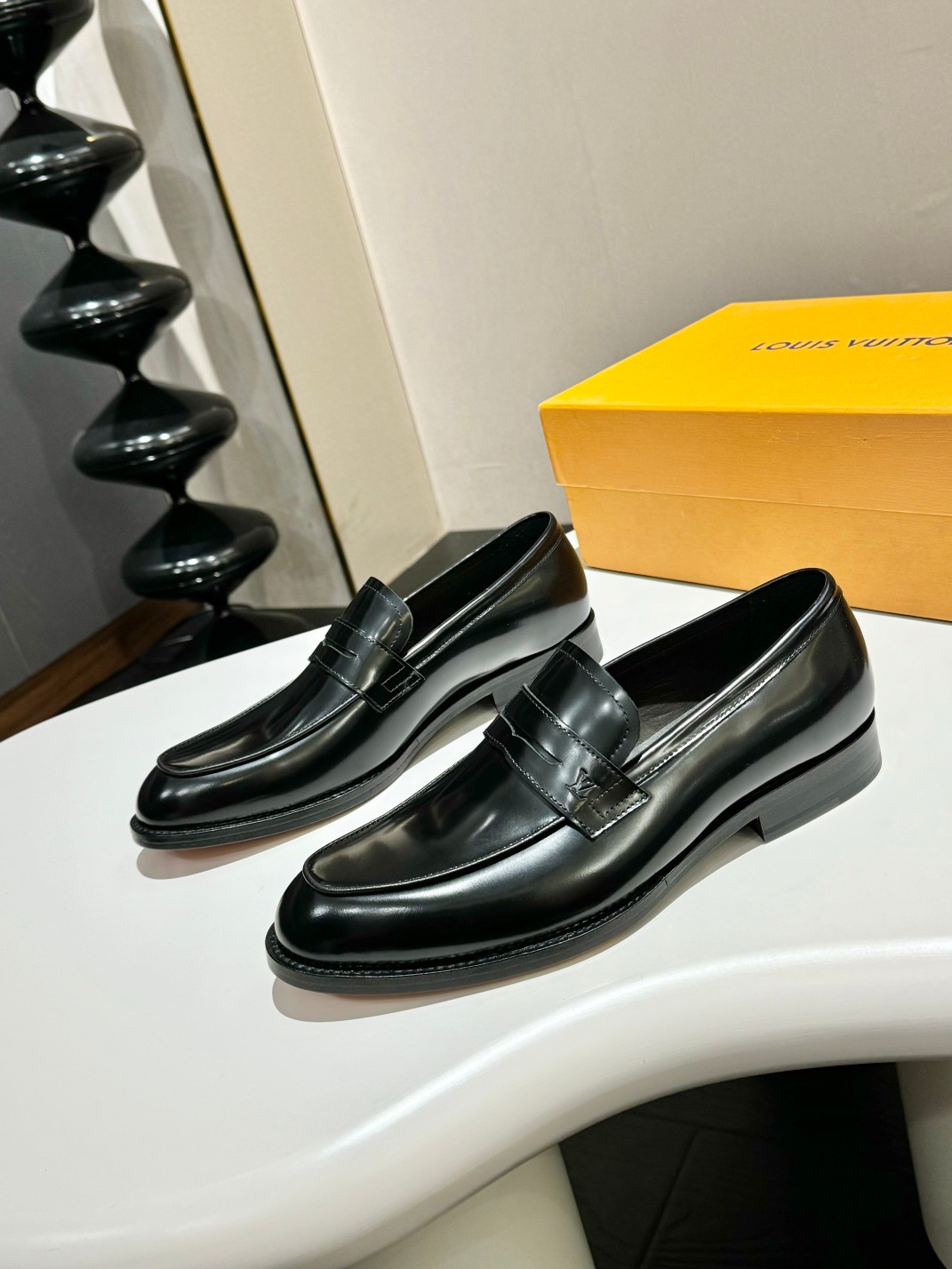 NO:588410,L.v~ High-end men's formal casual leather shoes, classic style, high-end atmosphere, made of imported cowhide, calfskin breathable lining, genuine leather outsole, top quality!  Size39-44 (customized at 38.45.46),,cowhide,Leather soles19860909L.v~高端男士正装休闲皮鞋,经典款,高端大气,进口牛皮打造,小牛皮透气内里,真皮大底,顶级品质！ Size39-44（38.45.46定做）,,cowhide,Leather soles,Men's shoes