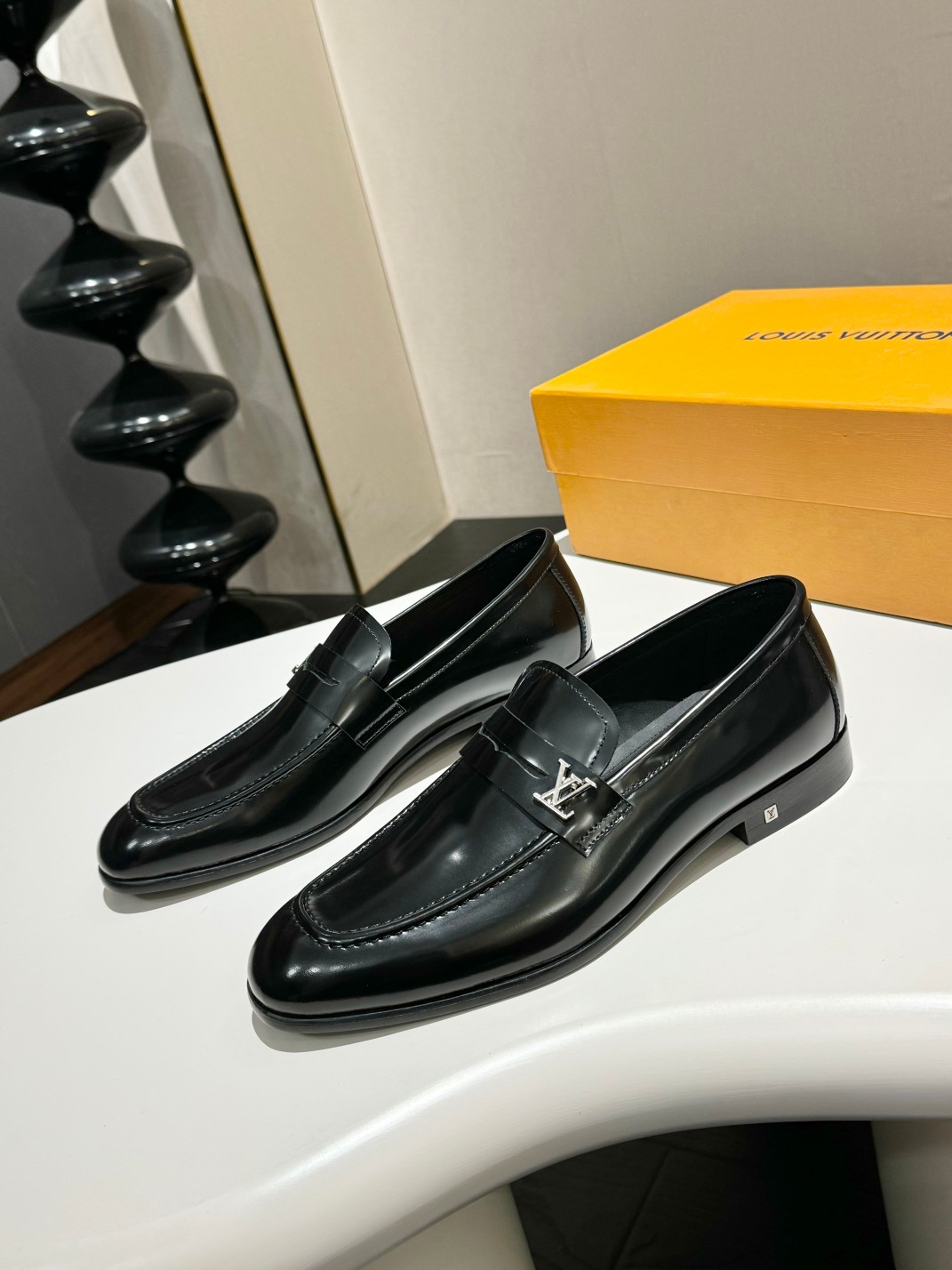NO:283381,L.v~High-end men's formal casual leather shoes, classic style, high-end and atmospheric, made of imported cowhide, calfskin breathable inner lining, genuine leather sole, top quality!  Size39-44 (38.45.46 customized), cowhide,Leather soles19860909L.v~高端男士正装休闲皮鞋,经典款,高端大气,进口牛皮打造,小牛皮透气内里,真皮大底,顶级品质！ Size39-44（38.45.46定做）,,cowhide,Leather soles,Men's shoes