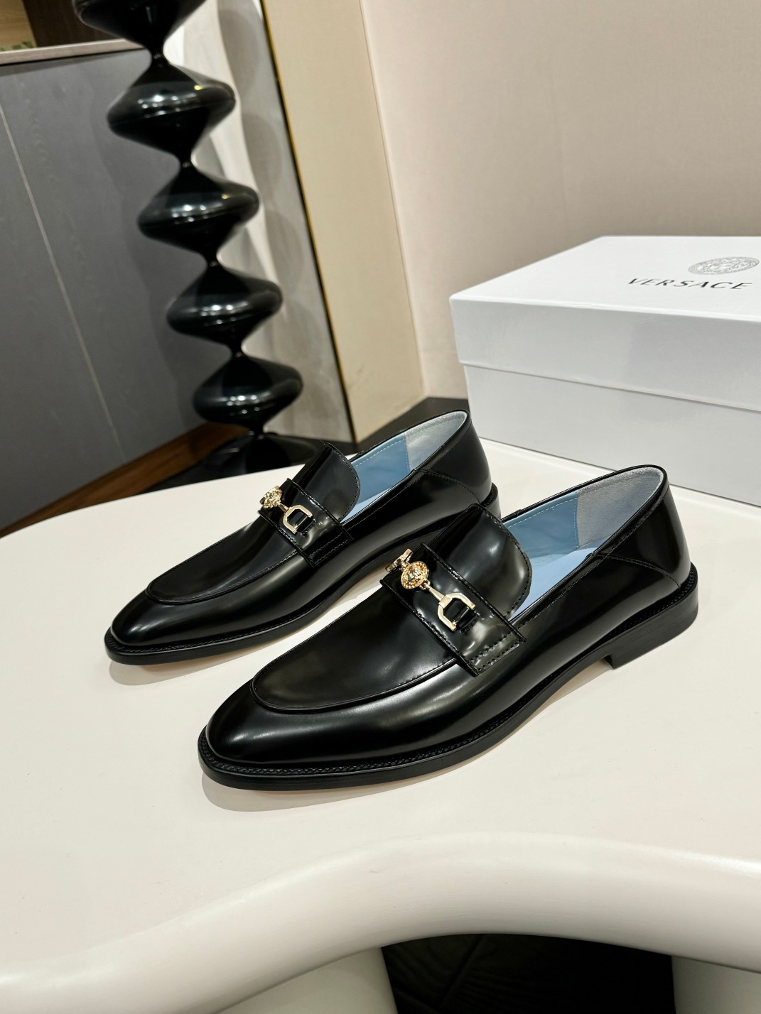 NO:274492,Veraace Versace high-end genuine leather outsole classic men's business leather shoes, imported original cowhide, water-dyed top layer cow, imported genuine leather outsole!  Professional and rigorous craftsmanship, pay attention to details, and demonstrate the taste of noble gentlemen!  Size39-44 (38.45.46 customized), versace,cowhide,Leather soles19860909Veraace范思哲高端真皮大底经典男士商务皮鞋,进口原版牛皮,水染头层牛里,进口真皮大底！专业严谨工艺,注重细节,彰显尊贵绅士品味！ Size39-44（38.45.46定做）,,versace,cowhide,Leather soles,Men's shoes