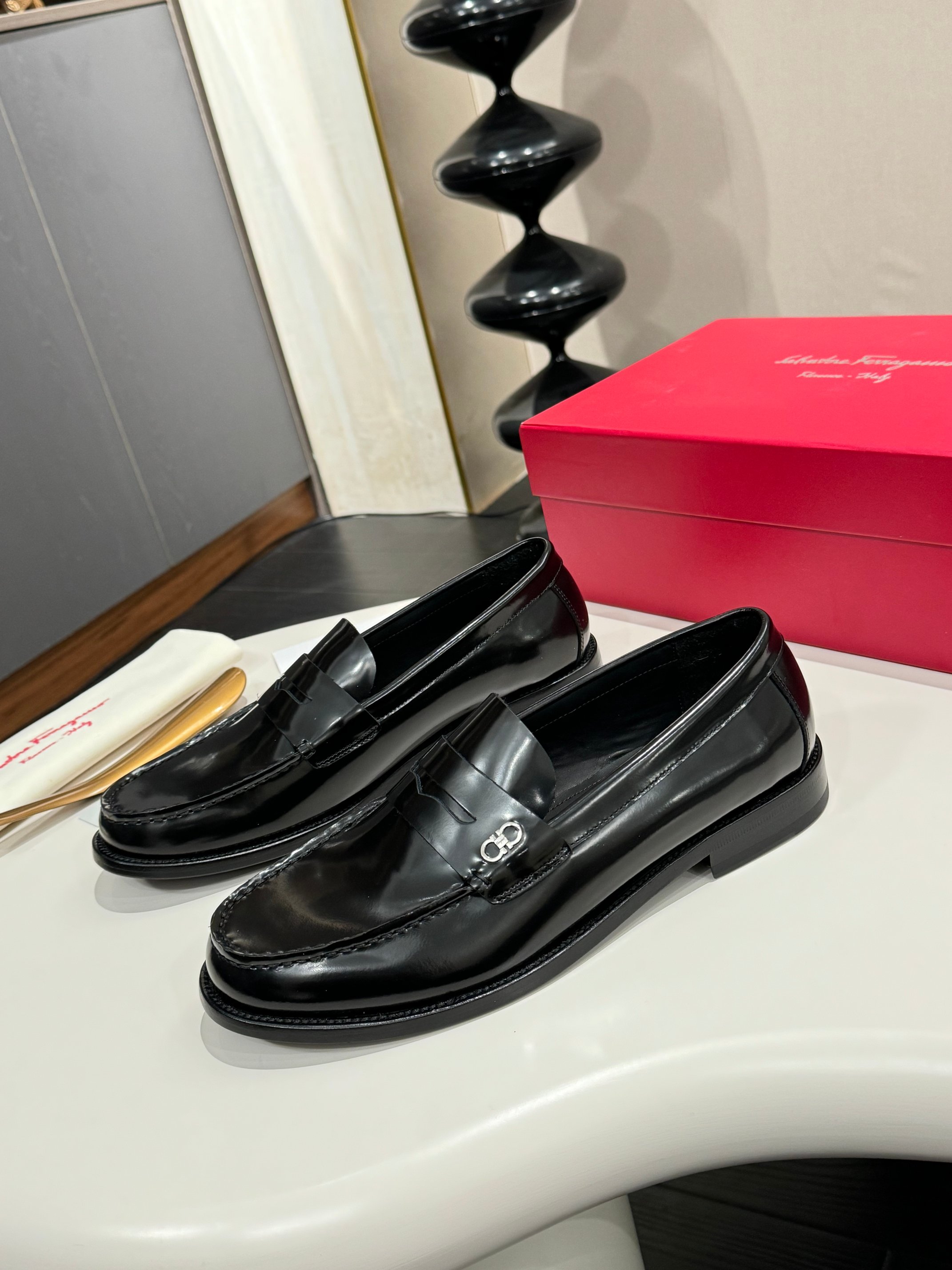 NO:351466,Ferragamo classic men's business leather shoes, imported black calfskin, cowhide, leather very soft, original genuine leather soles, size 39-44 (38 45 46 47 customized),,, ferragamo, ferragamo, cowhide, Leather soles19860909Ferragamo(菲拉格慕)经典的男士商务皮鞋,进口黑色小牛皮,牛皮内里,皮质非常柔软,原版真皮大底,码数39-44码(38 45 46 47定做),,,ferragamo,ferragamo,cowhide,Leather soles,Men's shoes