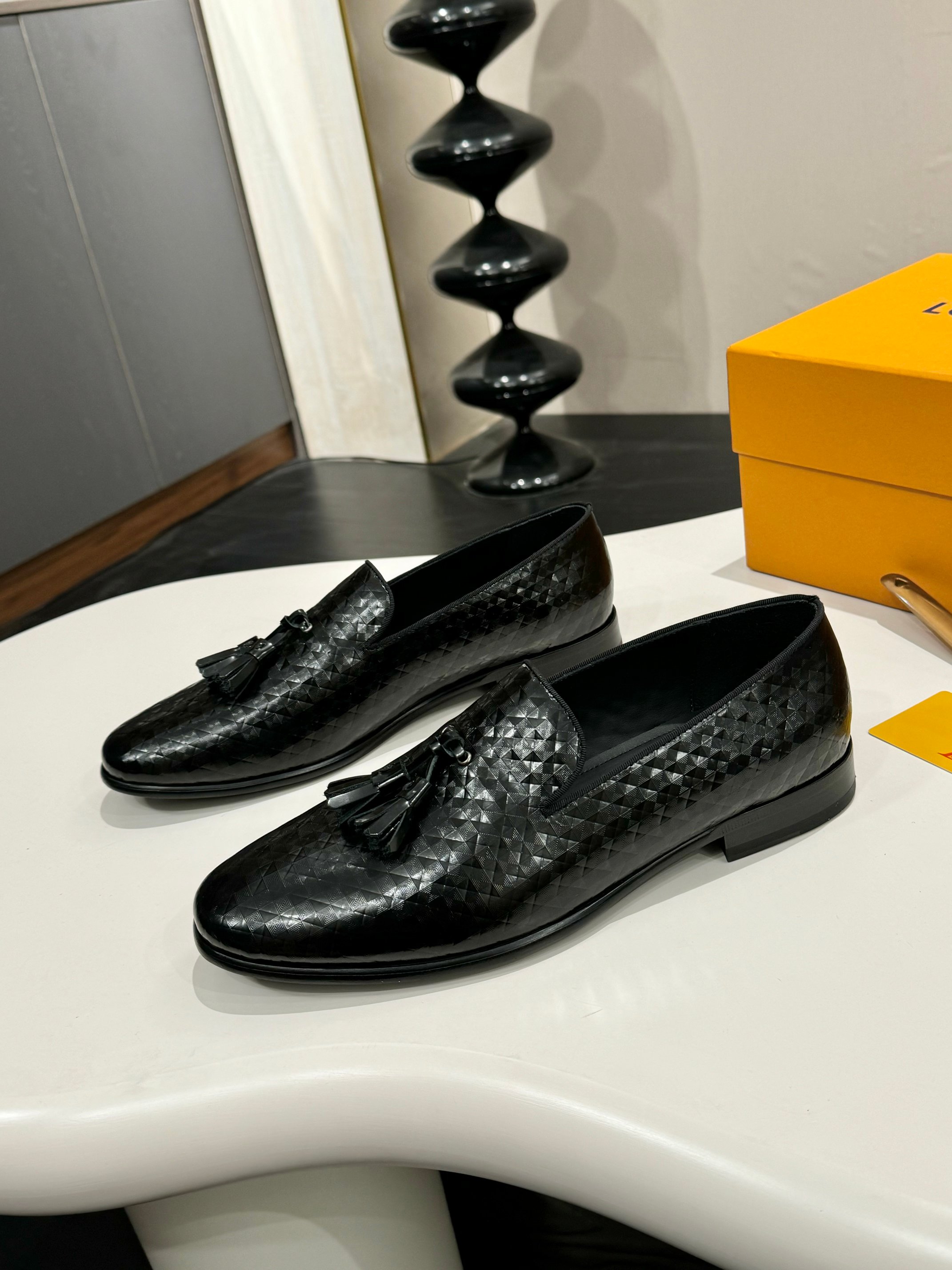 NO:283360,LV classic velvet loafers, velvet upper, golden logo embroidery, goods!  Top-level handicrafts [Strong] Italy has imported raw leather materials and imported calfskin, and fully imported leather genuine leather sole!  !  Super ritual sense!  Gentlemanly style!  size:39-44 (38.45.46 custom made), louis vuitton,loafers,cowhide,Leather soles19860909LV经典款天鹅绒乐福鞋,鞋面天鹅绒材质,金色大logo刺绣,货！顶级手工艺[强]意大利全面进口原皮料内里进口小牛皮,全进口皮丕真皮大底！！超级仪式感！绅士风！size:39-44(38.45.46定做）,,louis vuitton,loafers,cowhide,Leather soles,Men's shoes