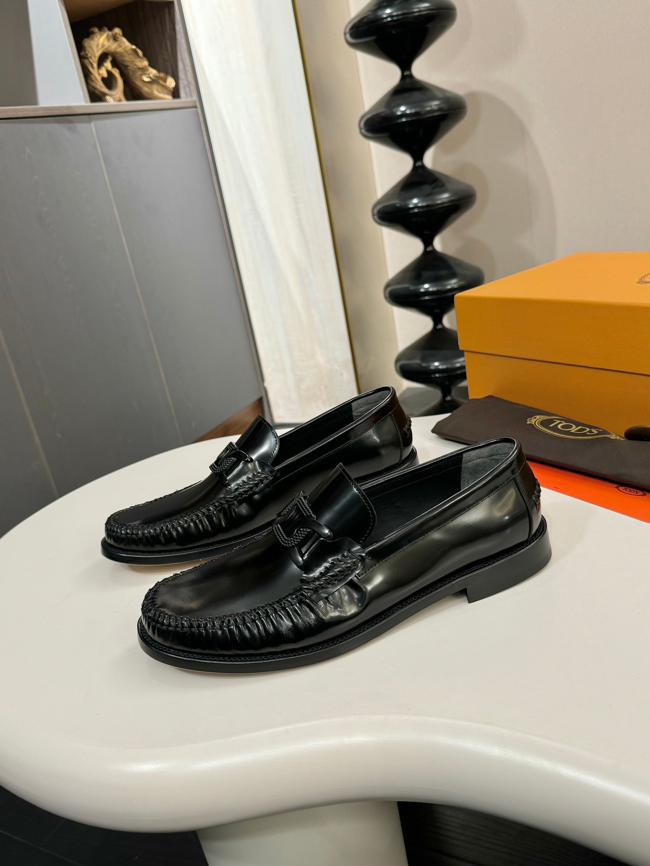 NO:349635,Tods men's loafers boutique leather shoes, open-edge beaded cowhide + cowhide inner lining + genuine leather outsole + exclusive buckle symbolizing brand characteristics Style category Men's fashionable casual leather shoes can be held in all occasions, low-key and luxurious Standard size men's size 39-44, 38.45.46 Custom made without return, Tod's, loafers, cowhide, Leather soles19860909Tods男士乐福鞋精品皮鞋 开边珠牛皮+牛皮内里 +真皮大底+象征品牌特征的专属扣 款式类别男士时尚休闲皮鞋 各种场合都能hold住,低调且奢华 标准码数男码39-44,38.45.46定做不退换,,Tod's,loafers,cowhide,Leather soles,Men's shoes