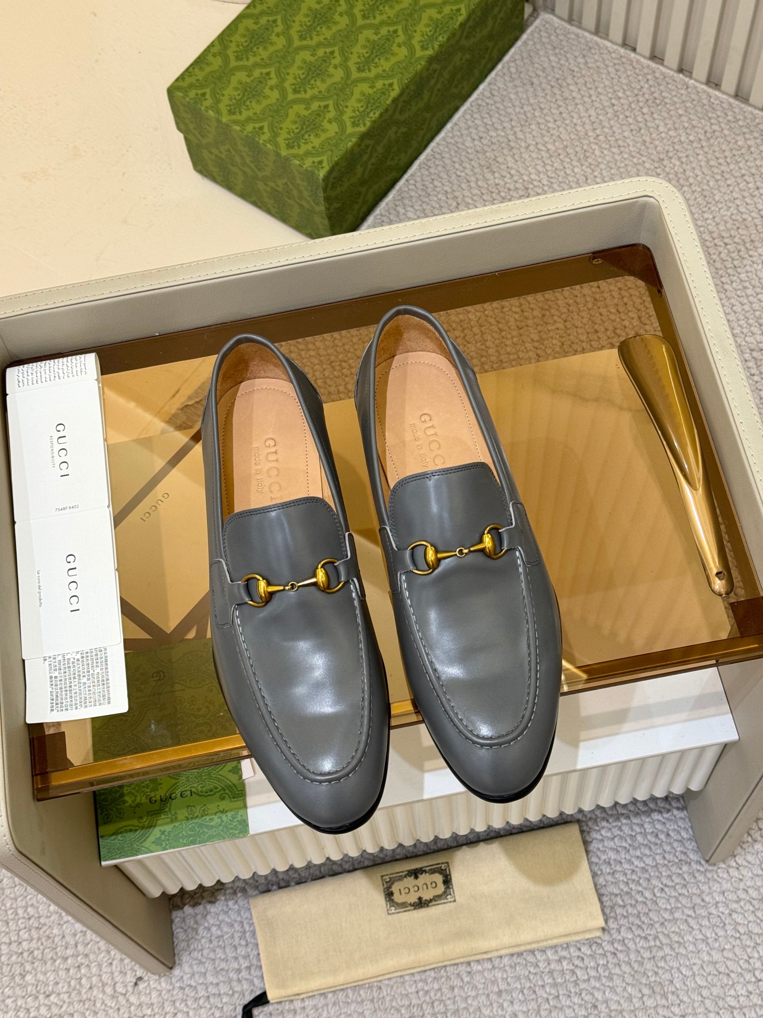 NO:639825,GUCC*—Gucci original quality. Original leather outsole series. Available at the same time at counters. The upper is made of original cowhide with original hardware accessories; 'high-end, high-end, luxury' and exquisite workmanship (the lining is made of original water-dyed calfskin lining). The soles are specially made by the original factory and are taken in kind. The size is 39-44. (38 45 46 can be customized), gucci, cowhide, Leather soles19860909GUCC*—古奇 原单品质.原版真皮大底系列.专柜同步发售,鞋面选用原版牛皮搭配原版五金配件；「凸显·高端·档次·贵气」做工考究（内里采用原版水染小牛皮内里）,鞋底原厂特供原版真皮大底,实物拍摄.码数39-44.（38 45 46可定做）,,gucci,cowhide,Leather soles,Men's shoes