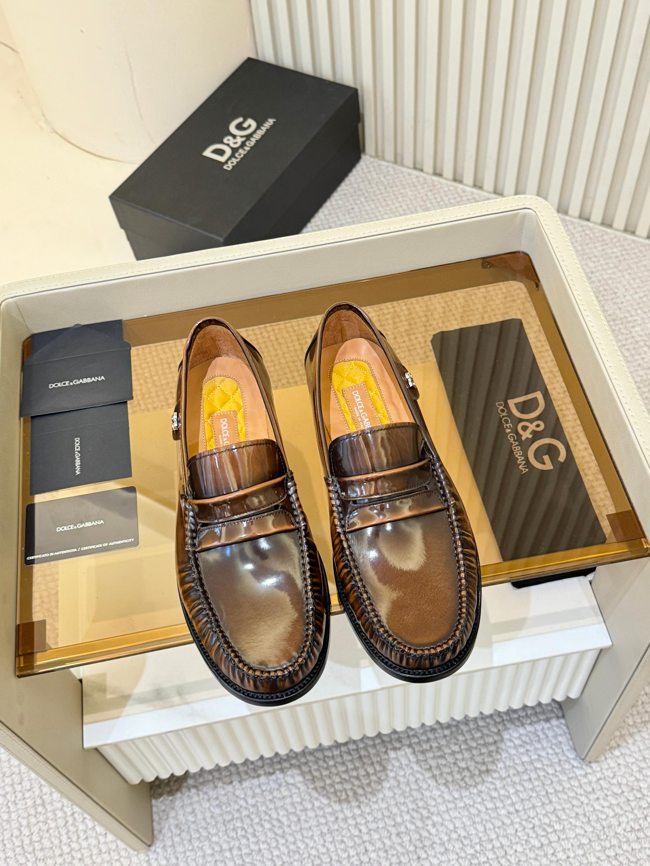 NO:555534,520. Dolce & Gabbana [DG*] original order - high quality counter synchronization - latest - original imported calfskin - top grade cowhide for the inner feet, - original customized genuine leather outsole - high-quality leather surface matched with original fasteners, fashionable and luxurious -Size 39-44 (38, 45, 46 customized, non-returnable and non-exchangeable),, Dolce&Gabbana, cowhide, Leather soles19860909520.杜嘉班纳【DG*】原单 -高品质 专柜同步 -最新 -原版进口小牛皮 -内里垫脚均用顶级牛皮, -原版订制真皮大底 -优质的皮面与原单的扣件搭配,时尚,奢华 -Size 39-44（38,45,46定制不退不换）,,Dolce&Gabbana,cowhide,Leather soles,Men's shoes