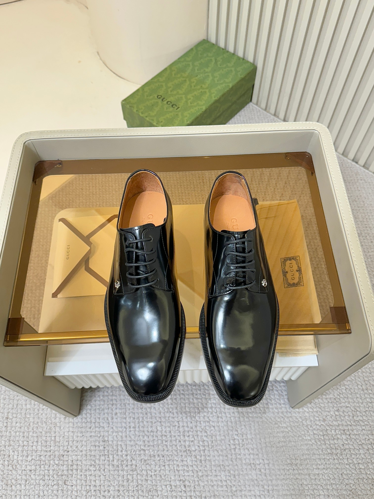 NO:604432,GUCC*—Gucci original quality. Original leather outsole series. Available at the same time at counters. The upper is made of original cowhide with original hardware accessories; 'high-end, high-end, luxury' and exquisite workmanship (the lining is made of original water-dyed calfskin lining). The soles are specially made by the original factory and are taken in kind. The size is 39-44. (38 45 46 can be customized), gucci, cowhide, Leather soles19860909GUCC*—古奇 原单品质.原版真皮大底系列.专柜同步发售,鞋面选用原版牛皮搭配原版五金配件；「凸显·高端·档次·贵气」做工考究（内里采用原版水染小牛皮内里）,鞋底原厂特供原版真皮大底,实物拍摄.码数39-44.（38 45 46可定做）,,gucci,cowhide,Leather soles,Men's shoes