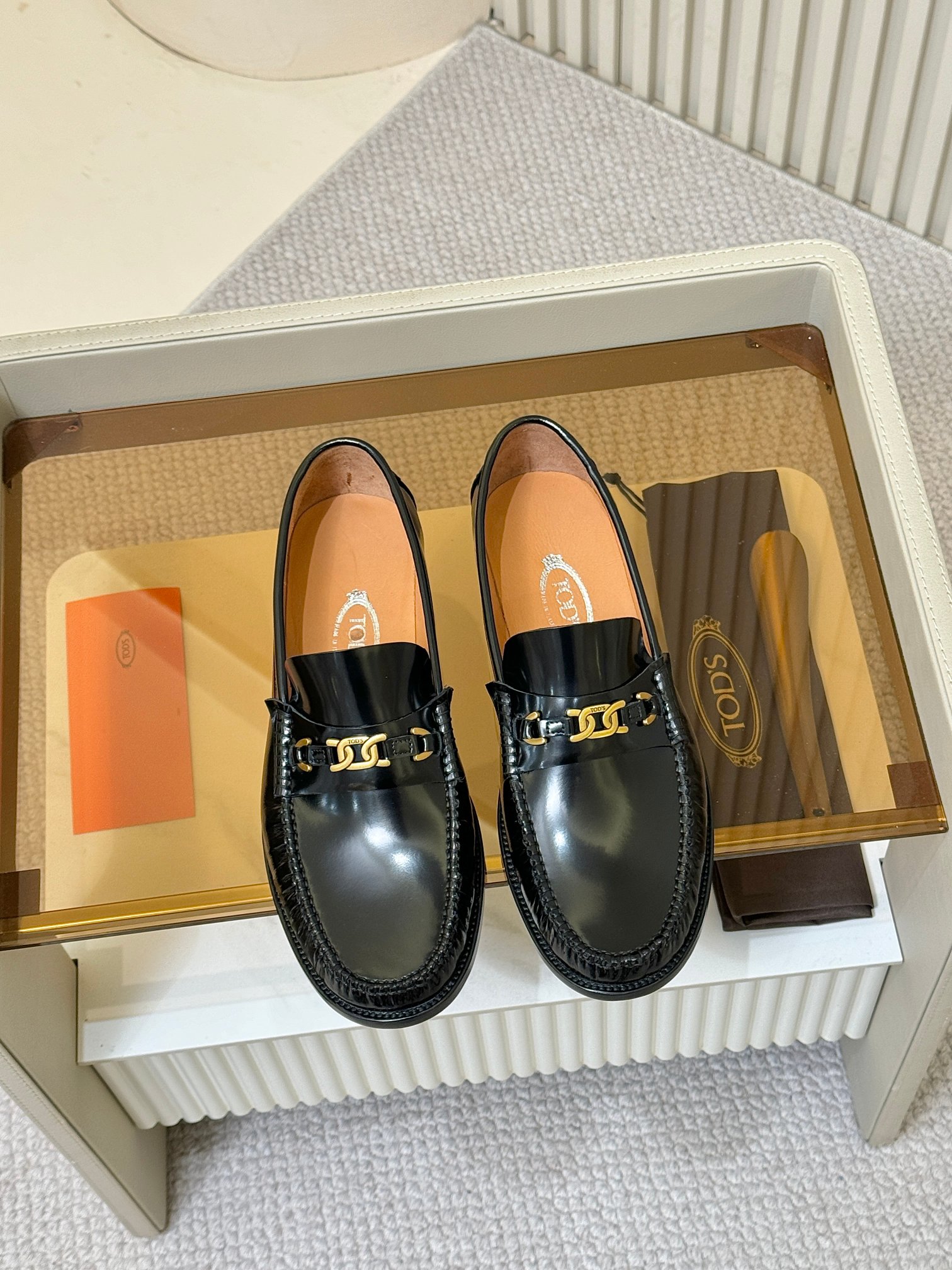 NO:604438,Tods men's loafers are fine leather shoes. Open-edge beaded cowhide + cowhide lining + genuine leather outsole + exclusive buckle symbolizing brand characteristics. Style category Men's fashionable casual leather shoes. Can be held in various occasions, low-key and luxurious. Standard size men's size 39-44, 38.45.46, custom-made and non-returnable, Tod's, loafers, cowhide, Leather soles19860909Tods男士乐福鞋精品皮鞋 开边珠牛皮+牛皮内里 +真皮大底+象征品牌特征的专属扣 款式类别男士时尚休闲皮鞋 各种场合都能hold住,低调且奢华 标准码数男码39-44,38.45.46定做不退换,,Tod's,loafers,cowhide,Leather soles,Men's shoes