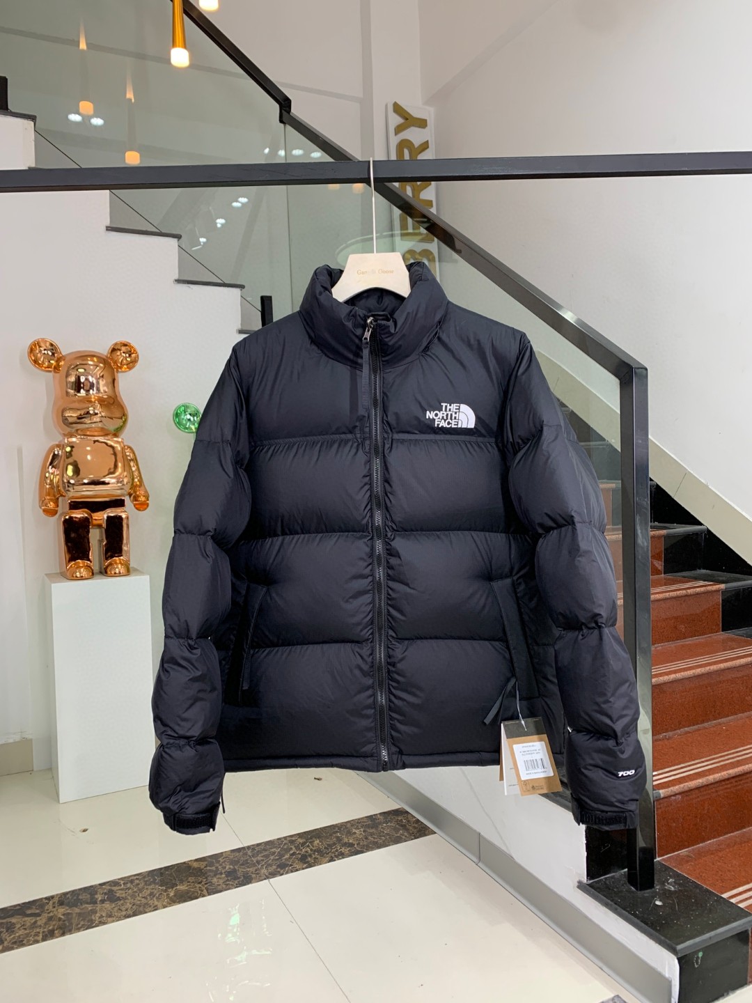 The North Face|北面1996 Nuptse 经典款/北面羽绒服 产品配色:黑色,小麦,白色,脏粉色,绿色,暴力橙,藏青色,石墨灰,拼绿,酒红,拼绿,紫色,黄色,拼白 The North Face"的字面含义为山的最寒冷、最艰难一面.它也是The North Face"的产品能够发挥功能的地方. The North Face.一直致力支持去发现亲近自然.赞助探险家们去征服那些遥远的,人类尚不可触及的角落.The North Face"的标识,取自于美国Yosemite优胜美地国家公园内的半圆页山Half Dome,这也是等岩爱好者们擎爬花岗石的终极目标. 顶级原版复刻版本就是指目前国内最高版本(没有之一)(匠心做一件放到专柜就是ZP的衣服) 1⃣️ 进口barudan/百灵达绣花机定制万针电绣,采用进口7号针,进口绣线,保证每字饱满、立体、清晰,可称最贵绣标! 2⃣️采用国标90白鸭绒填充,保暖性能更出色,轻便不厚重,压缩后的蓬松度恢复性好! 3⃣️原厂定制40D格子四级防水布料,独家采用原版一致单层布料做法【非市面通货内加胆布】,采用单层布料考验了布料及羽绒必须要达标,防止跑绒,并保证手感及膨松度,内里采用尼龙nylon双重双层封禁设计,不会出现任何跑绒现象,内置抽拉绳扣的可调节下摆,可防风防寒! 4⃣️拉链采用吉田YKK原厂定制,刻字清晰,质感完美顺滑. 5⃣️辅料及扣子均采用原版一样铜芯弹簧【非市面铁芯弹簧】 北面羽绒服,不吹嘘,目前能比我们做的更好的几乎没有! 用心做一件原版产品,让每一位客户有底气去给他的客户介绍说:这个是国内最顶级复刻版本. 好的产品不需要过多软文去衬托, 只有垃圾产品才会吹嘘:原单ZP 用洒洒洋洋几千字来打动消费者! 虽是F货但不输ZP! 支持15天无理由退货(不影响二次销售)
