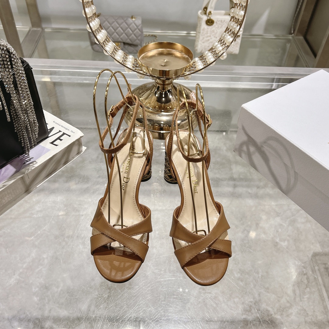 NO:235119,Dior 2025 Spring and Autumn Series Celebrity Same Letter Logo Cylindrical Heel Sandal Design Cross-Strip Sandals. The effect of the foot is particularly good, looming, very distinctive. New style. Material upper imported patent leather/lift. Sheepskin   sheepskin footbed   Italian genuine leather outsole. Heel height: 8cm Size34-40 standard size (34.40. Customized non-return, high heels, dior, sandals, high heels, sheepskin, Leather soles19860909Dior 迪奥2025春秋系列明星同款字母logo圆柱粗跟凉鞋设计交叉一字带凉鞋 上脚效果特别好看 若隐若现 很有特色 款式新颖 材质鞋面进口漆皮/内里 羊皮 羊皮垫脚 意大利真皮大底 跟高:8cm Size34-40标准码（34.40.定制不退,高跟鞋凉鞋,dior,dior,sandals,high heels,sheepskin,Leather soles,Women's Shoes