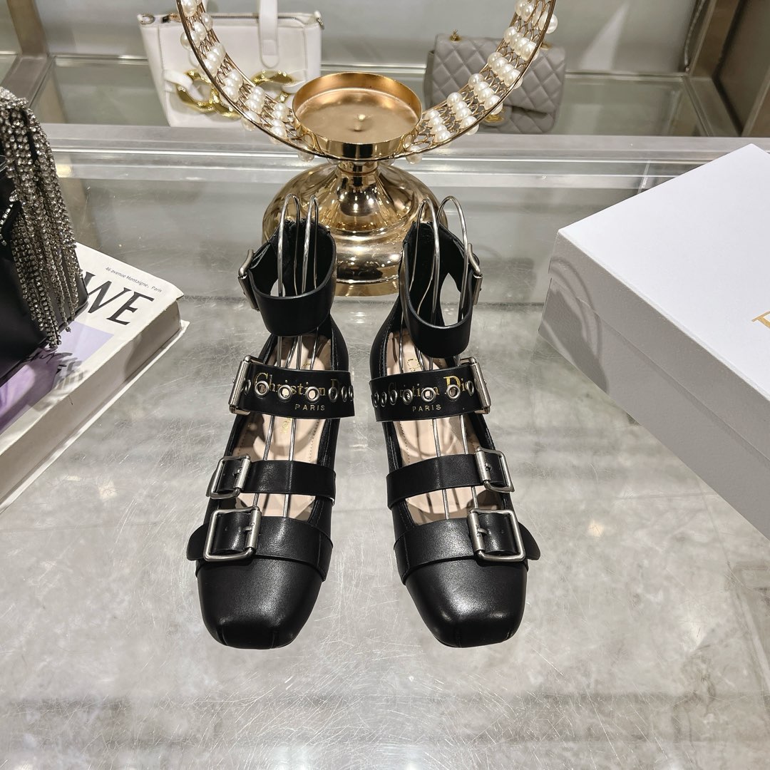 NO:235132,Dior 2025 spring and summer new style, pearl rivets, Mary Jane, mixed and matched sweet and cool punk style shoes, perfectly combining elegance and rebellion, simply the pinnacle of fashion, fabric cowhide, inner sheepskin, outsole, non-slip and wear-resistant, outsole, size: 34-40,, heel model 290.00, Mary Jane, dior, dior, mary jane, cowhide, sheepskin19860909Dior 迪奥2025春夏新款 珍珠铆钉玛丽珍 混搭甜酷朋克风美鞋 将优雅与叛逆完美结合 简直时髦巅峰 面料牛皮 内里羊皮 大底防滑耐磨大底 码数:34-40,,后跟款290.00,玛丽珍,dior,dior,mary jane,cowhide,sheepskin,Women's Shoes