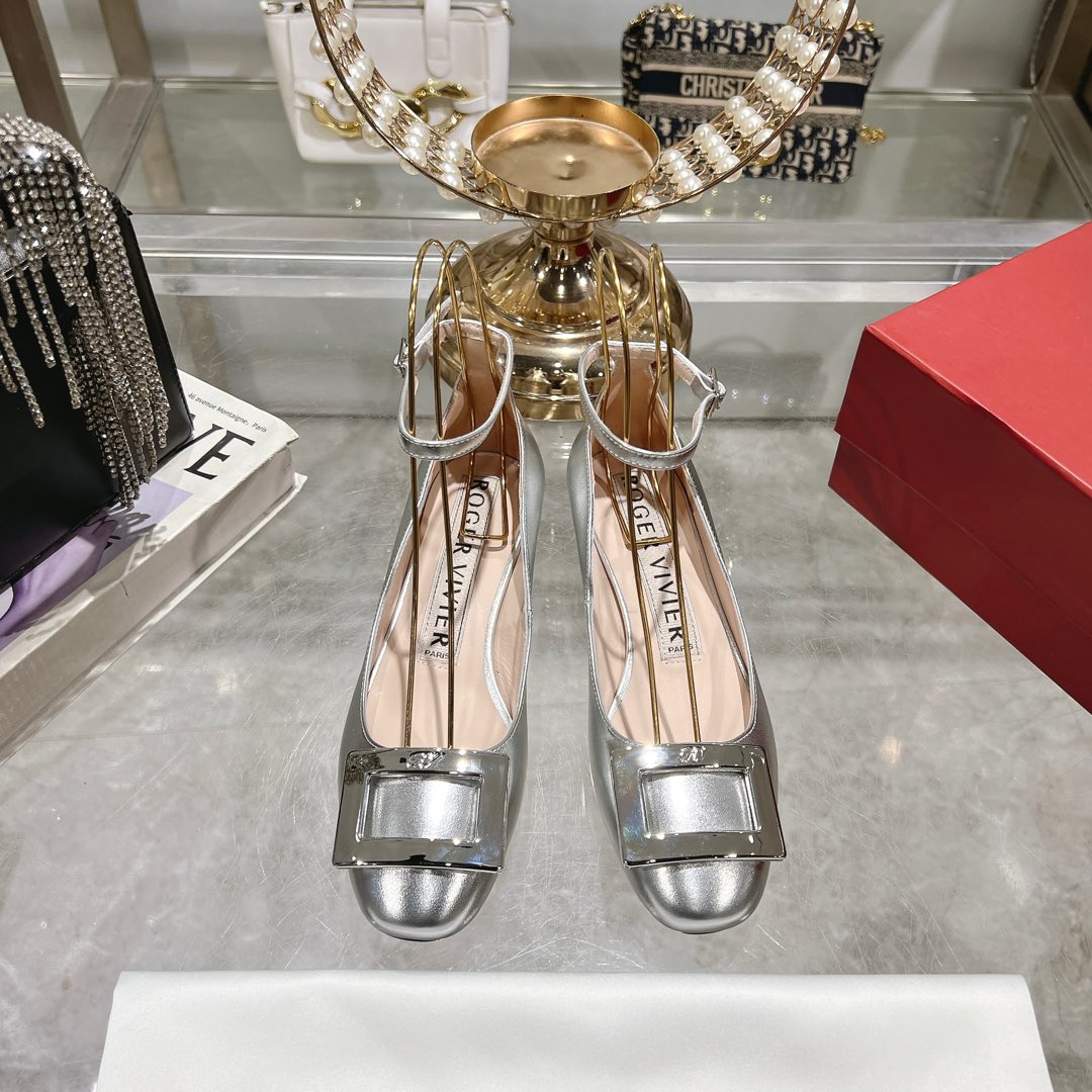 NO:229706,The new RV round patent leather single shoe series is available. The elegant and fresh style of 25 early spring NEW, the latest version is luxurious and exquisite, full of high-end feel, and the commuter style is well controlled by the famous and commuter style. The original patent leather classic square buckle of the upper, the inner water-dyed top layer sheepskin, the foot pad sheepskin, the original open mold-on-slip rubber sole, the shoe 35-39 (40 41 customized, no return and exchange) Heel height: 3cm. 5cm, single shoes, sheepskin19860909RV新款圆头漆皮单鞋系列上新 25早春NEW气质优雅小清新的一款,最新版型上脚奢华精致,高级感满满,通勤风名媛风都妥妥驾驭 鞋面原版漆皮经典方扣 内里特定水染头层羊皮,垫脚羊皮 大底原版开模防滑橡胶大底 鞋35-39（40 41定制不退换) 跟高:3cm. 5cm,单鞋,sheepskin,Women's Shoes