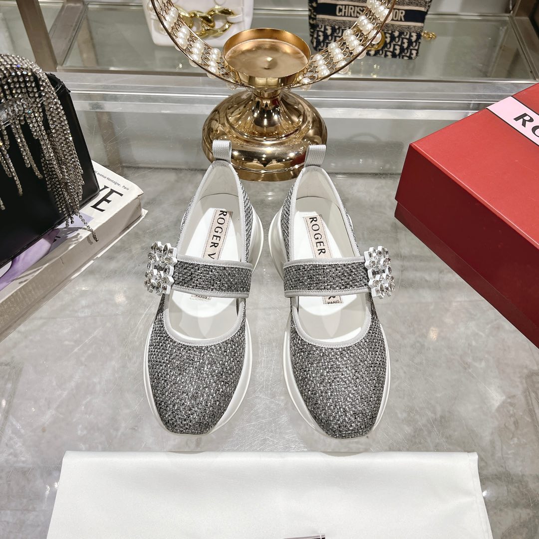 NO:229701,R * 2025 early spring new RV women's shoes Viv' Run diamond buckle fabric sneakers same style as celebrities. The sports trend is coming, and the young lady who wants to increase her height is very suitable for this one!  Perfect stretched leg lines Original replica, super positive style, perfect workmanship details, very comfortable and elegant and versatile. Original mold opening (not the ordinary version of the market) Original foamed sole 7.5cm Material: Original custom woven, imported water dyed sheepskin inner lining, hardware original 11 mold opening color/decorative diamond buckle, size 34-40 sizes 34/40 customization, no return or exchange, travel~Driving~Sports essential casual styles, casual shoes/sports shoes, sneakers, sheepskin19860909R * 2025早春新款RV女鞋Viv' Run钻扣织物运动鞋 明星同款 运动风潮来袭,想要增高的小姐姐非常适合这款！完美拉伸腿部线条 原版复刻 版型超正 做工细节完美 ,上脚非常舒适 高雅百搭.原版开模（不是市场的普通版本） 鞋底原版发泡大底7.5cm 材质:原版定制编织 内里进口水染羊皮内里 五金原版11开模彩/饰钻扣 码数34-40码 34/40定制不退换 旅游~开车~运动必备休闲款,休闲鞋/运动鞋,sneakers,sheepskin,Women's Shoes