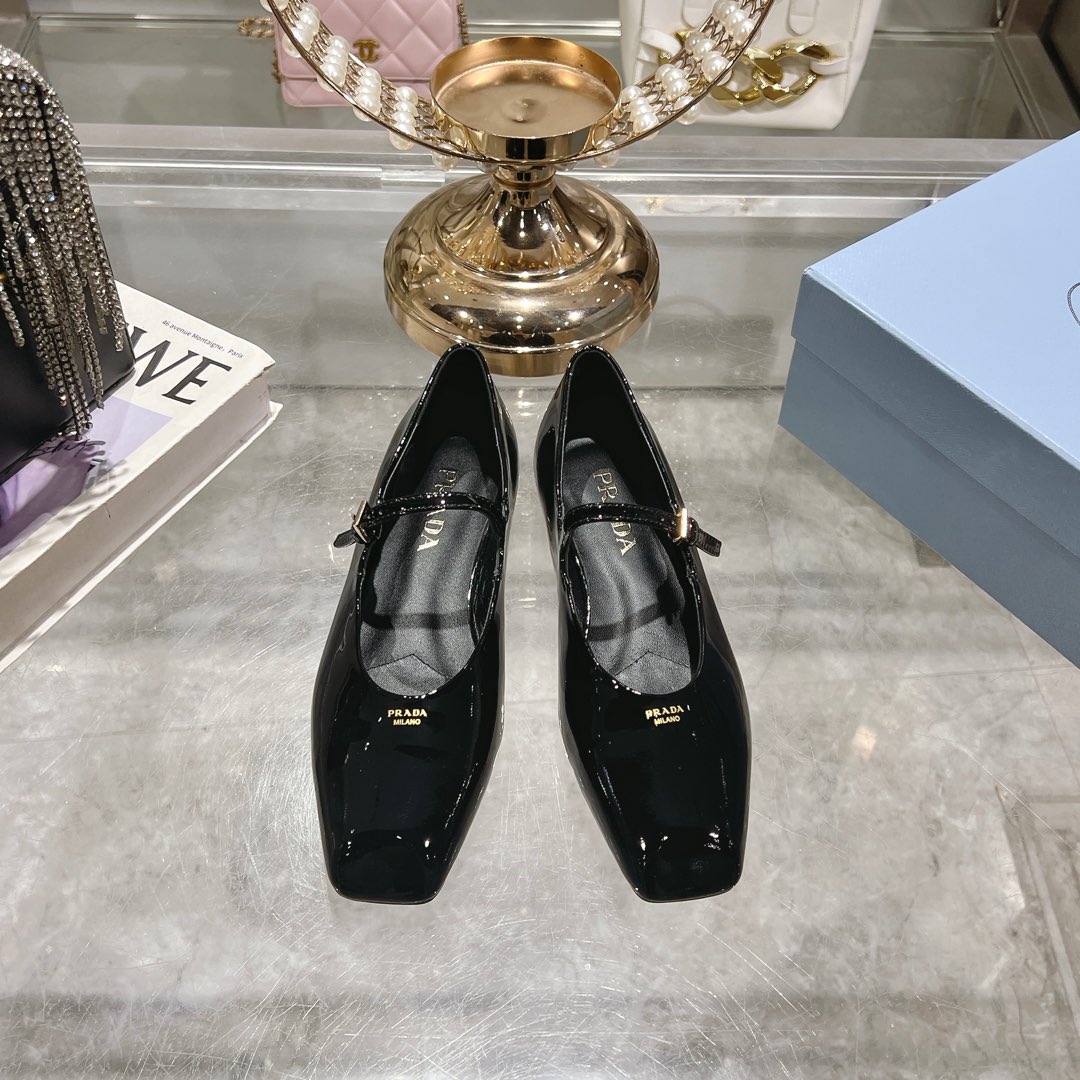 NO:229697,25-year new model launched in the show, new fashion trend of celebrities [PRADA] Square-toe slippers sandals Rear empty sandals Three types of uppers are imported beef patent leather, inner foot pad is imported sheepskin, Italian injection molded leather outsole. Size 35-40 (41 can be customized, no return or exchange), single shoes, prada, prada, sandals, slippers, sheepskin, Leather soles1986090925年新款上市走秀明星新品时尚潮流【PRADA 普拉达】方头拖鞋 凉鞋 后空凉鞋3种版面鞋面采用进口牛漆皮,内里垫脚为进口羊皮,意大利注塑真皮大底.码数size35-40（41可定做,不退换）,单鞋,prada,prada,sandals,slippers,sheepskin,Leather soles,Women's Shoes