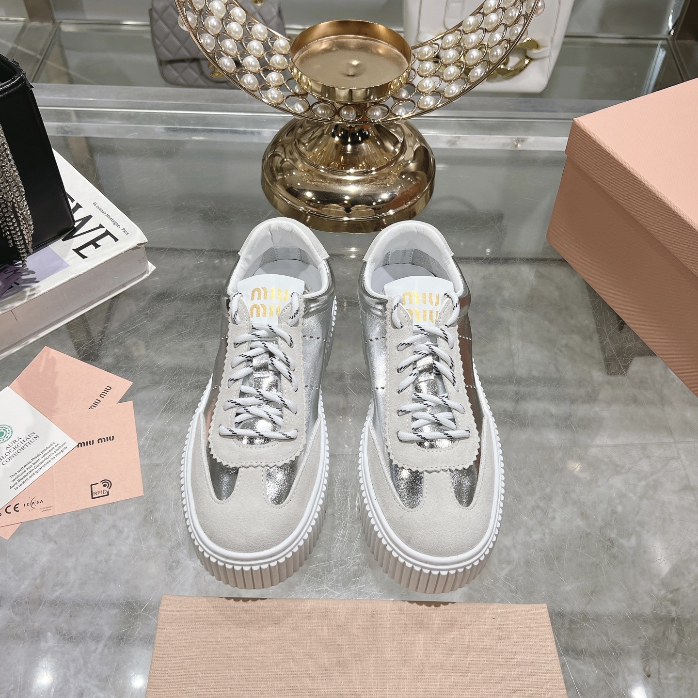 NO:229687,Miu Home's new spring and summer products in 2025, the latest hot color-blocking thick-soled casual shoes series, fashionable, simple and high-end, casually matched, very light and comfortable to wear, this year's main model, fashionable, simple and high-end, casually matched, very comfortable to wear, must-have for the year!  Original purchase and development, making products, miu's latest hit, avant-garde and bold design, Miu logo style is integrated into the simple lines of this leather sneaker. The unique logo is decorated on the tongue and back of the shoe, embellished with retro design. Imported cowhide with upper, imported cowhide with silk sheepskin insoles, imported silk sheepskin, outsole, original open molded sole, shoe thickness 4.5cm, size 35-41 (40.41 customization) Packaging original packaging, casual shoes/sports shoes, miumiu, sneakers, cowhide, sheepskin19860909miu家2025春夏新品 专柜最新爆款做拼色厚底休闲鞋系列 时尚 简约高级 随意搭配 上脚非常轻便舒适 今年主推款 时尚 简约高级 随意搭配 上脚非常舒适,年度必入款！原版购入开发 做货 miu家最新爆款 前卫大胆的设计 Miu logo 风格融于此款皮革运动鞋的简约线条.别致徽标饰于鞋舌与背面,点缀复古设计. 鞋面进口牛皮拼接牛猄 内里进口丝绸羊皮 鞋垫进口丝绸羊皮 大底原版开模大底 鞋厚4.5cm 码数35-41（40.41定制） 包装原版包装,休闲鞋/运动鞋,miumiu,sneakers,cowhide,sheepskin,Women's Shoes