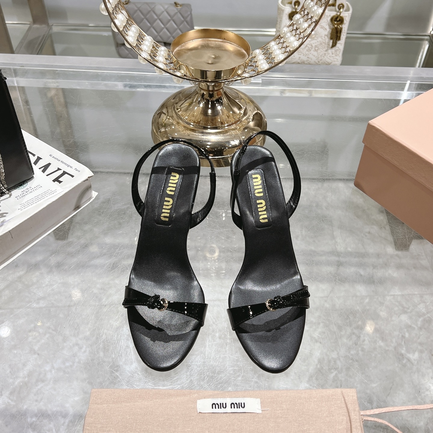 NO:164187,Miu Miu catwalk model 2025 spring and summer new high heel strap sandals Internet celebrity catwalk model looks very good on the feet. 1:1 customization Fashion high heel women's shoes, very stretched leg lines, allowing beautiful ladies to easily control it. It is definitely a must-have item in spring and summer Material: fabric beef patent leather, inner sheepskin Size 34-41 (34.40.41 custom made without return or exchange) Heel height 9.5, sandals, miumiu, sandals, sheepskin19860909Miu Miu走秀款 2025春夏新款高跟带子 凉鞋 网红走秀款上脚非常好看.1:1定制 时尚 高跟女鞋,很好的拉伸腿部线条,让爱美的小姐姐们都能轻松驾驭,绝对是春夏必备单品 材质 :面料牛漆皮,内里羊皮 尺码34-41（34.40.41定做不退不换）跟高9.5,凉鞋,miumiu,sandals,sheepskin,Women's Shoes