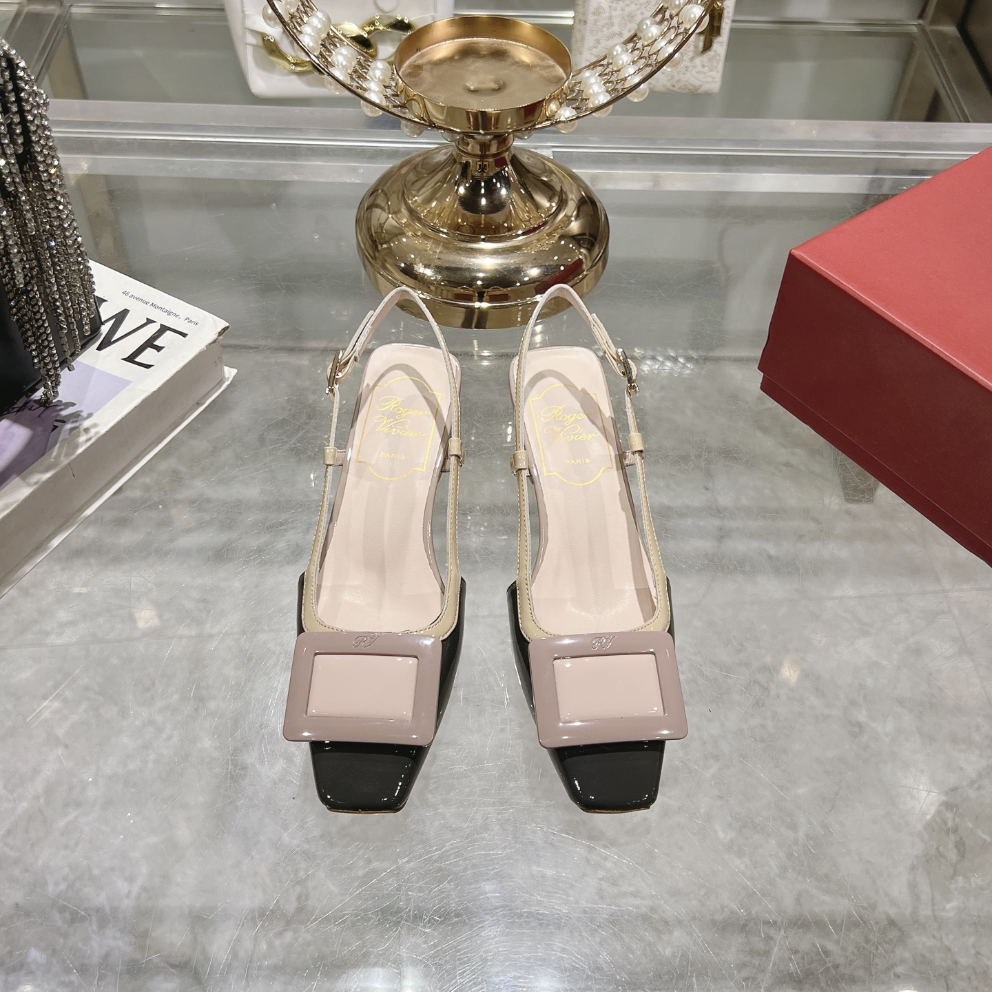 NO:228211,Roger Viv*er New early spring hollow sandals new color upgrades for RV sandals. Everyone loves RV sandals. Summer has arrived and the same series of sandals to meet everyone's needs. It is always beautiful and charming. Midsole full-length color-blocking upper embellished with the brand's iconic painted buckle. Elegant and charming. Easy to present the romantic summer style. Original custom floral fabric Italian leather outsole size 34-39 (40 customization) heel height 4.5cm, sandals, roger vivier, sandals, Leather soles19860909Roger Viv*er 早春新款中空凉鞋新色升级对于rv家凉鞋大家爱不释手 .夏天到了新出同系列的凉鞋 满足大家需求一贯 唯美动人 中底全皮拼色鞋面 点缀品牌标志性镀漆饰扣 优雅魅惑 轻松呈现夏日浪漫风情 原版定制花布 意大利真皮大底 size 34-39（40定制）跟高4.5cm,凉鞋,roger vivier,sandals,Leather soles,Women's Shoes