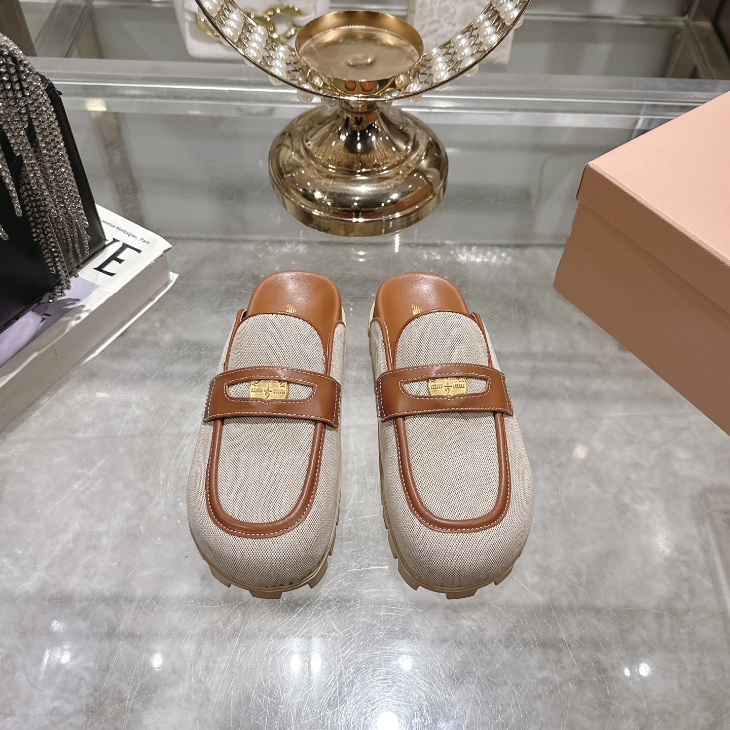 NO:226849,Miu2025 spring and summer new sandals Roman thick-soled Velcro sandals Slippers Semi-drag Latest catwalk model, classic upgrade Coexistence and fashion. Each color matches are good, design and matching different styles. Original custom weaving upper lining: Original custom sheepskin lining, original open mold-unslip sole, shoe size: 35-40, semi-drag, miumiu, sandals, slippers, sheepskin19860909Miu2025春夏新款凉鞋 罗马厚底魔术贴凉鞋 拖鞋 半拖 最新走秀款,经典升级 舒适度与时髦度并存 每个颜色搭配都好看,设计搭配不同风格需求 鞋面原版定制织布 内里: 原版定制羊皮内里 大底原版开模防滑大底 鞋码: 35-40,半拖,miumiu,sandals,slippers,sheepskin,Women's Shoes