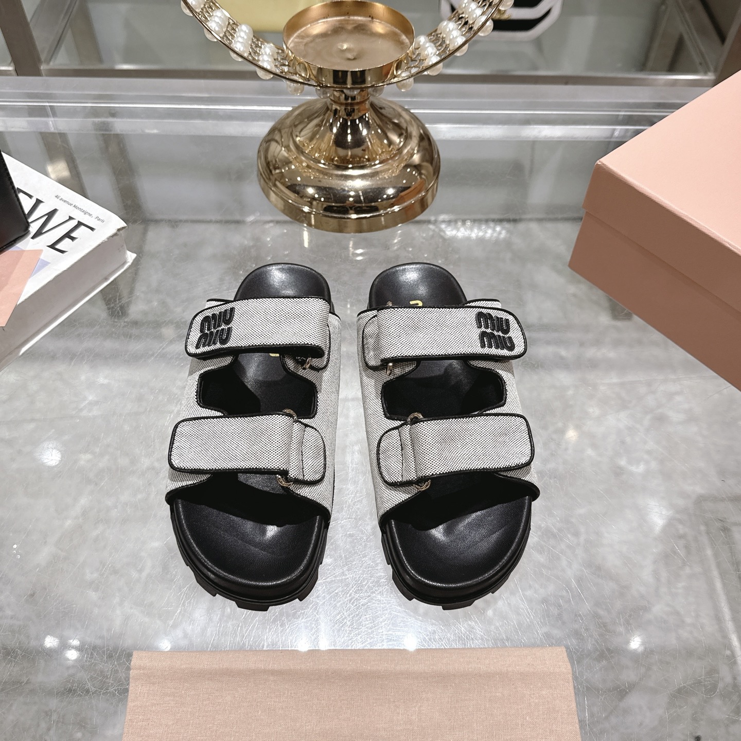 NO:226843,Miu2025 spring and summer new sandals Roman thick-soled Velcro sandals Slippers Semi-torn Latest catwalk style, classic upgrades Coexistence and fashion. Each color matches are good, design and matching different styles. Original custom weaving upper lining: Original custom sheepskin lining, original open mold-unslip sole, shoe size: 35-40, slippers, miumiu, sandals, slippers, sheepskin19860909Miu2025春夏新款凉鞋 罗马厚底魔术贴凉鞋 拖鞋 半拖 最新走秀款,经典升级 舒适度与时髦度并存 每个颜色搭配都好看,设计搭配不同风格需求 鞋面原版定制织布 内里: 原版定制羊皮内里 大底原版开模防滑大底 鞋码: 35-40,拖鞋,miumiu,sandals,slippers,sheepskin,Women's Shoes