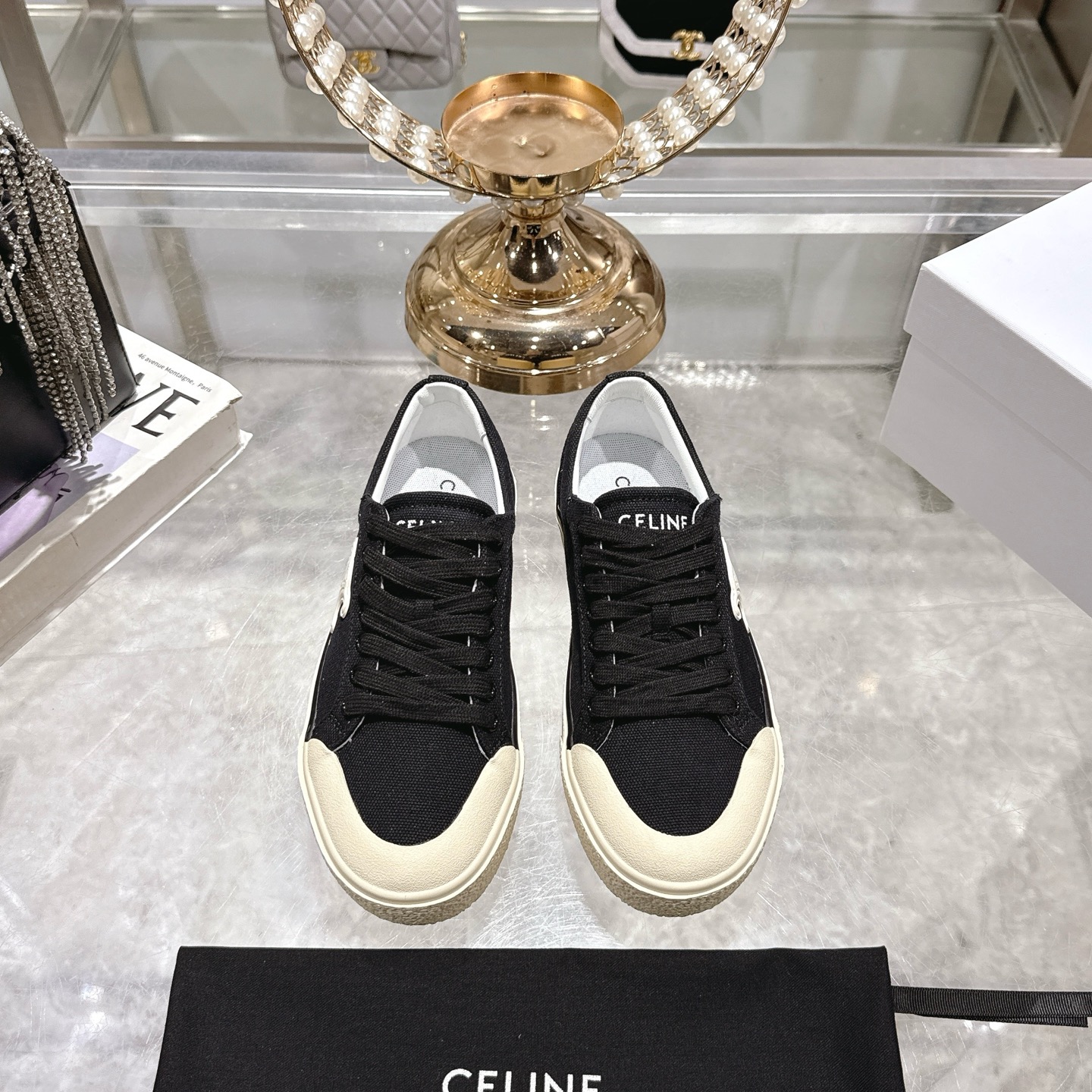 NO:260094,Thick sole plus 10 top quality Selin's new color-blocking sports white shoes are debuting, simple and durable, relaxed and versatile, and extremely comfortable!  The carved triumphal pattern on the side and the heel make him simple and yet uneven, and his feet look very nice!  Fashionable, versatile and comfortable, original engraving ~ Fabric: imported denim fabric Inner: cloth   cowhide Comfortable and breathable Size: 35-40 Original packaging, casual shoes/sports shoes, celine, sneakers, cowhide19860909厚底加10顶级品质 赛琳新款拼色运动小白鞋 闪亮登场 简约耐看 轻松百搭 舒适感爆表！侧面凯旋门图案雕花与后跟的LOGO让他简单又不失调性,上脚非常好看！时尚百搭舒适度极佳,原板刻复～ 面料:进口牛仔布料 内里:布 牛皮里 舒适透气 码数:35-40 原版包装,休闲鞋/运动鞋,celine,sneakers,cowhide,Women's Shoes