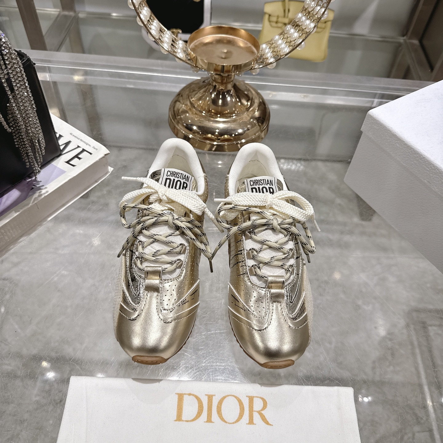 NO:260100,Dior 2025 spring and summer show new style D-Sketch graffiti sneakers Celebrity same style thick-soled lace-up casual running shoes CD letter logo color-blocking retro dad shoes Top high-end version on the market Material: upper imported beef leather / custom metal burst calfskin / nylon fabric decoration   environmentally friendly polyester blend breathable inner lining   high elastic foam foot pad   original mold opening TPU sole Size: Women's size 35-41 (41 custom-made without return and exchange), casual shoes / sneakers, dior, dior, sneakers, cowhide19860909Dior 迪奥 2025春夏走秀新款 D-Sketch涂鸦运动鞋 明星同款厚底系带休闲跑鞋 CD字母logo拼色复古老爹鞋 市面顶级高端版本 材质:鞋面进口牛猄皮/定制金属爆裂纹小牛皮/尼龙织物装饰 环保涤纶混纺透气内里 高弹发泡垫脚 原版开模TPU大底 Size:女码35-41（41定制不退换）,休闲鞋/运动鞋,dior,dior,sneakers,cowhide,Women's Shoes