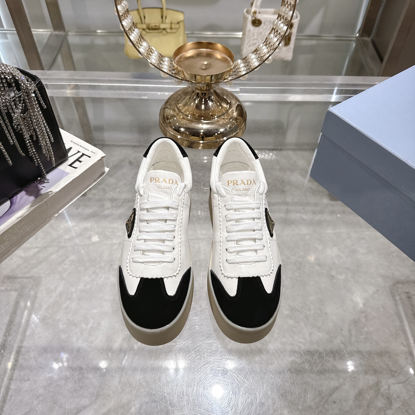 NO:260092,Prada's new spring and summer thick-soled German training shoes, white shoes, suede and glossy leather splicing contrast colors, good detail, triangle embellishment, simple and high-end!  The key is that the legs are long and the legs are easily lengthened!  A perfect height-enhancing tool. Original mold opening sole height 6CM Size: 35-40 (40 custom made without return or exchange), casual shoes/sports shoes, prada, prada, sneakers, chamois leather19860909Prada普拉达春夏新款厚底德训鞋小白鞋 麂皮和光面皮拼接撞色,细节感跟好 三角标点缀,简单高级！关键上脚超显腿长,轻松拉长腿部显腿！妥妥的增高神器 原版开模大底高度6CM Size:35-40(40订做不退换）,休闲鞋/运动鞋,prada,prada,sneakers,chamois leather,Women's Shoes