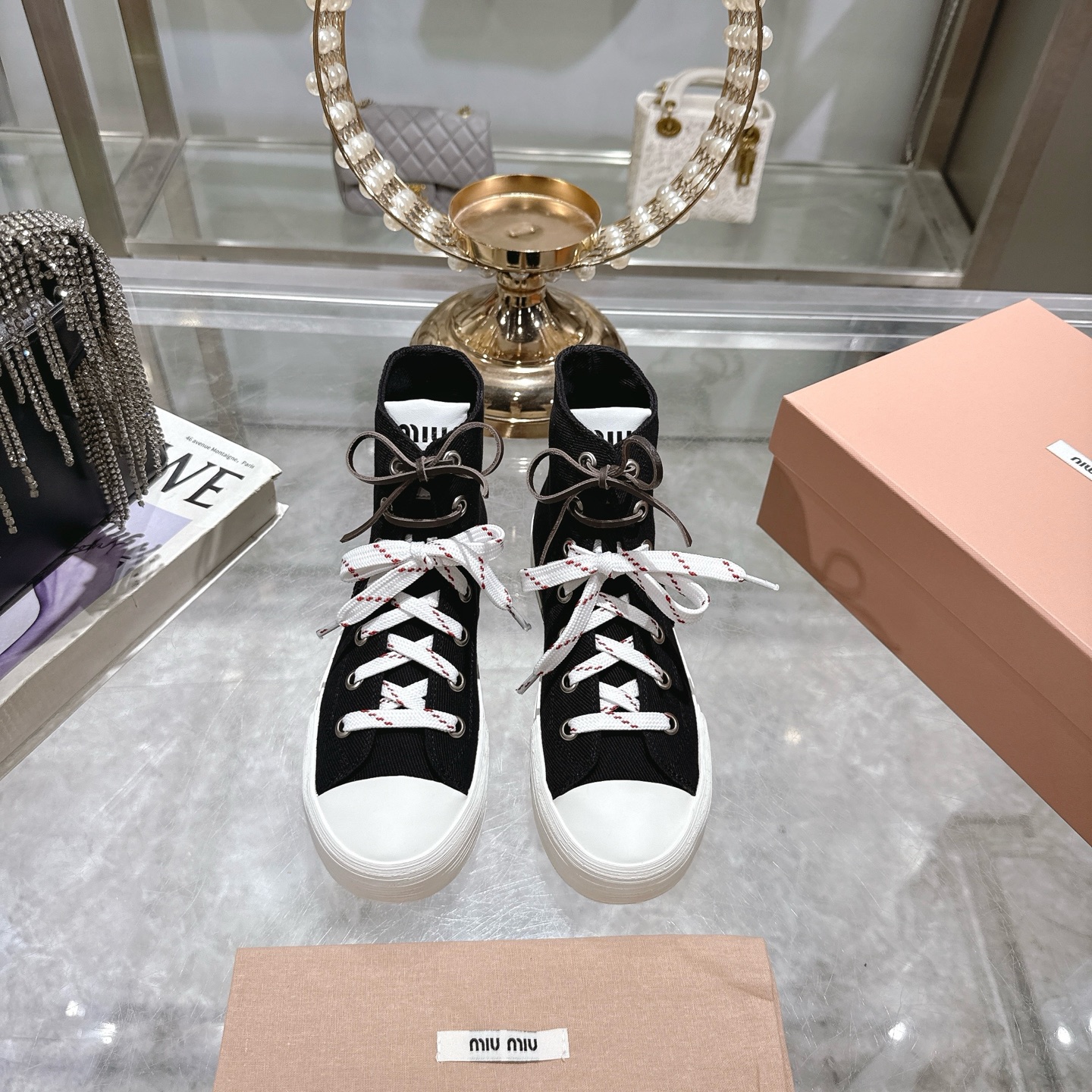 NO:265995,Single-shoe short boots Miu Miu 25ss spring and summer new style retro casual shoes Miu Miu continues this style and launches exclusive styles. The overall shoe shape is simple   thin sole design, bold and fashionable color matching~ I believe it will be. The new spring and summer British style lace-up show craftsmanship comes from the details of the Miu Miu series. The trend elements of the new season are 1. The concept of the love at this moment, and it is more collide with the modern style~ It looks very comfortable to put on the feet. The fabric is made of original imported fabric/out-soling original mold-opening custom rubber sole. Size 35-39 (40 custom made without return or exchange), casual shoes/sports half-wheel, miumiu, boots, sneakers19860909单鞋小短靴 Miu Miu 缪缪 25ss春夏新款 复古 休闲鞋 本季Miu Miu延续了该风格推出了专属款,整体鞋型线条简约＋轻薄鞋底设计,配色大胆时尚~相信还会 春夏新款英伦风系带秀场工艺来自Miu Miu系列的细节特写 新季的潮流要素一 与此刻挚爱的概念,多撞,传达现代风格~ 看起来不怎么舒服 上脚超级舒服 面料采用原版进口布面/ 大底原版开模定制橡胶大底 码数35-39（40订做不退换）,休闲鞋/运动鞋半拖,miumiu,boots,sneakers,Women's Shoes