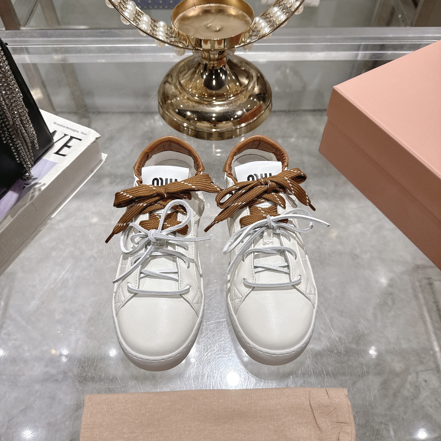 NO:494131,Top version MIUMIU｜Miao Miu 25K New lace-up white shoes Dexue shoes Casual shoes This Maillard-style white shoes sneakers are a perfect American casual style~ It looks good no matter how you wear it. It is super beautiful, comfortable, classic and versatile, absolutely perfect!  Imported fabric custom-made granular cowhide, imported inner sheepskin, original molded rubber sole, size 35-39 (40.41 custom made without return), casual shoes/sports shoes, miumiu, sneakers, cowhide, sheepskin19860909顶级版本 MIUMIU｜缪缪25K 新款系带小白鞋德训鞋休闲鞋 这款美拉德风小白鞋运动鞋妥妥的美式休闲风格～日常穿着怎么搭都好看 上脚超级好看舒适经典百搭的绝绝子单品！ 面料进口订制粒面牛皮 内里进口羊皮 大底原版开模橡胶大底 码数35-39（40.41订做不退换）,休闲鞋/运动鞋,miumiu,sneakers,cowhide,sheepskin,Women's Shoes