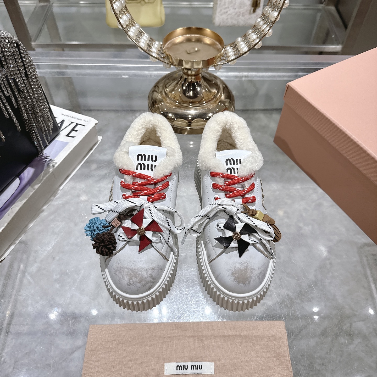 NO:494123,The original purchase level of Maori is miumiu25ss, new autumn and winter style, thick sole, small white shoes, biscuit shoes, wool white shoes, simple style, ultra-light original molded sole, perfect foot feel, easy to wear, **6cm The popularity of biscuit shoes is really only increasing, not only because of its extremely high matching, but also because of its outstanding foot feel, the sole is like a biscuit! The appearance is online and the Miu shoes styles have always been in the girlish style. Not many girls can escape the sweetness of the Miao family! This time it is the miu family’s biscuit shoe series. Although it is a simple design, the logo tongue is also very sensible! Pair it with long skirts, short skirts, jeans casual series, etc., can all be worn in a unique style. Uppers, cowhide, inner cowhide, original molded and sole, Size: #35-41 (41 custom made, no return or exchange), casual shoes/sports shoes, miumiu, sneakers, skirts, jeans, cowhide19860909毛里原版代购级别miumiu25ss 秋冬新款 厚底 小白鞋 饼干鞋 羊毛小白鞋 简约造型,超轻原版开模鞋底,脚感妥妥满分 好穿好搭,**6cm 饼干鞋的热度真的是只增不减的 不仅因为其极高的配适性 也得益于其出众的脚感之鞋底一层层波浪就像饼干 一 般！颜值在线抗打而miu家鞋款一向走的是少女范儿 没多少个女生能逃得过缪家的甜美！而这一次则是miu家的饼干鞋系列 虽说是简约的设计 但这个logo鞋舌也极具辦识度！随意搭配长裙 短裙牛仔裤休闲系列等 都能穿出与众不同的风格 鞋面牛反绒/羊羔毛 内里牛皮 大底原版开模大底 Size: #35-41（41定做不退换）,休闲鞋/运动鞋,miumiu,sneakers,skirts,jeans,cowhide,Women's Shoes