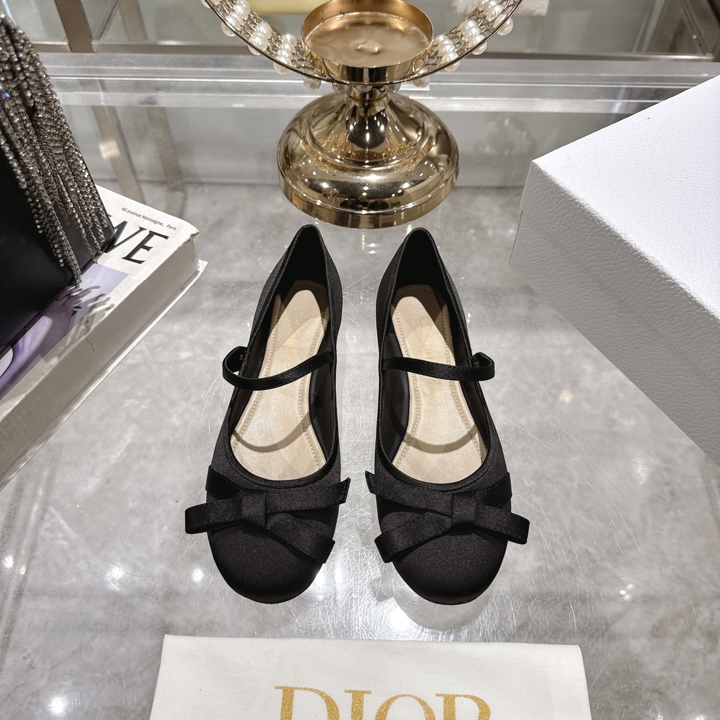 NO:497782,Dior 25ss autumn and winter new style bows flat ballet shoes silk bows single shoes so good~ classic bows for ballet shoes elements ribbed bows with detailed design!  The essential model for a little woman is really great to have. The upper is made of original imported silk satin, inner foot pad sheepskin, original custom Italian leather outsole, size 35-41. (40.41 order, no return or exchange), ballet shoes, dior, dior, sheepskin, real silk, silk fabric, Leather soles19860909Dior 迪奥 25ss秋冬新款 蝴蝶结 平底 芭蕾舞鞋 真丝 蝴蝶结 单鞋 好乖啊～ 芭蕾鞋经典的蝴蝶结 元素 罗纹蝴蝶结上加了细节的蝴蝶结 设计精致！ 小女人必备款舒适感真的极极好 鞋面采用原版进口真丝绸缎 内里垫脚羊皮 鞋底原版定制意大利真皮大底 码数35-41 .(40.41订不退换）,芭蕾舞鞋,dior,dior,sheepskin,real silk,silk fabric,Leather soles,Women's Shoes