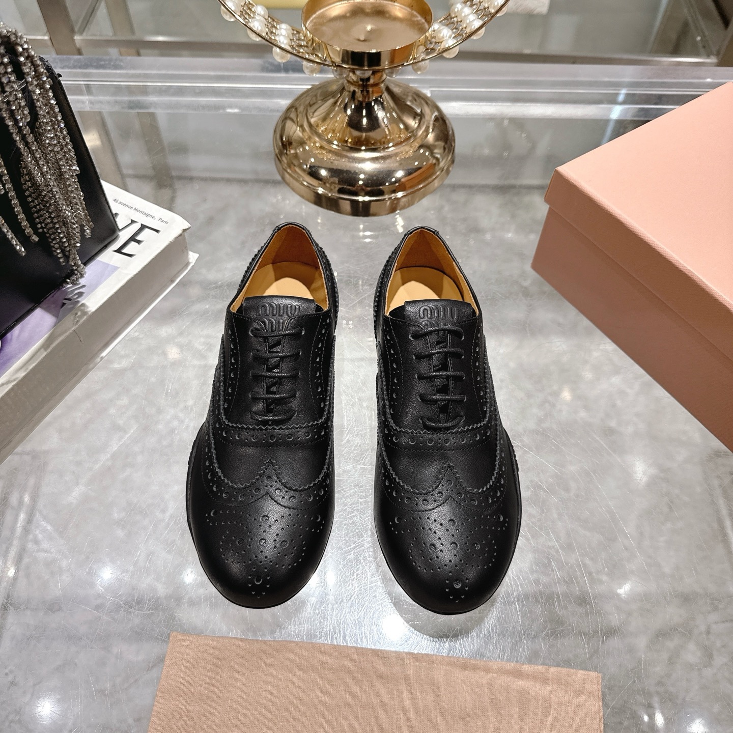 NO:494090,Miu Miu 25ss British lace-up square-toe shoes for autumn and winter, the new Miu Miu lace-up square-toe shoes for autumn and winter, the detailed design stands out among the many loafers. The overall shoe shape is smooth and elegant, not heavy at all, and can completely expose the ankles. The leg line proportion is good, and the foot is particularly beautiful on the outside. The fabric is imported cowhide, lambskin, soles, tpu soles are wear-resistant and non-slip. Size: 35-40 (40 custom made, no return or exchange), leather shoes, miumiu, loafers, cowhide, sheepskin19860909Miu Miu 25ss 缪缪秋冬新款英伦系带方头单鞋 miumiu 秋冬新款,细节的设计在一众乐福鞋中脱颖而出,整体鞋型圆滑秀气,一点不笨重,可以完全露出脚踝处,称得腿部线条比例较好上脚特别秀外中好看的很 面料进口牛皮 内里小羊皮  鞋底tpu大底耐磨防滑 码数: 35-40（40订做不退换）,皮鞋,miumiu,loafers,cowhide,sheepskin,Women's Shoes