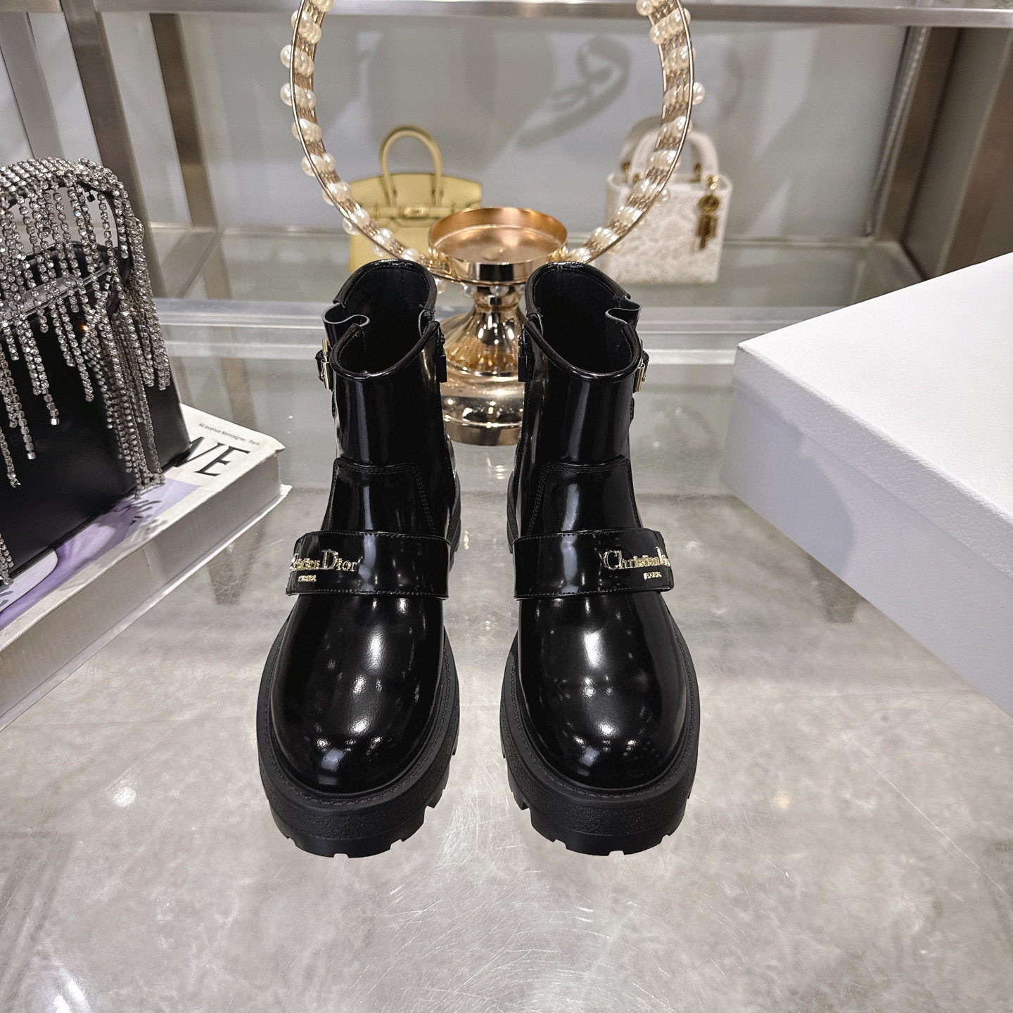 NO:469221,#Top version Di0R Dior 25/ Latest Autumn and Winter New Chelsea Boots Dior Empreinte The adjustable strap of the boots has the 'CD' logo on it, highlighting the classic design. The lasting riding boots creates a casual yet elegant style. Classic and versatile fabric: top-level open edge beads Inner: water-dyed cowhide Outsole: Original open molded sole Size: #35-41 (40.41 custom-made non-return and exchange), boots, dior, dior, boots, cowhide19860909#顶级版本 Di0R 迪奥 25/ 最新 秋冬新款 切尔西短靴 Dior Empreinte 靴子的可调节带上带有“CD”标志,彰显经典设计.经久不衰的马靴造型 打造休闲又不失优雅的风格 经典百搭 面料: 顶级开边珠 内里: 水染牛皮 大底: 原版开模大底 Size: #35-41（40.41定做不退换）,靴子,dior,dior,boots,cowhide,Women's Shoes