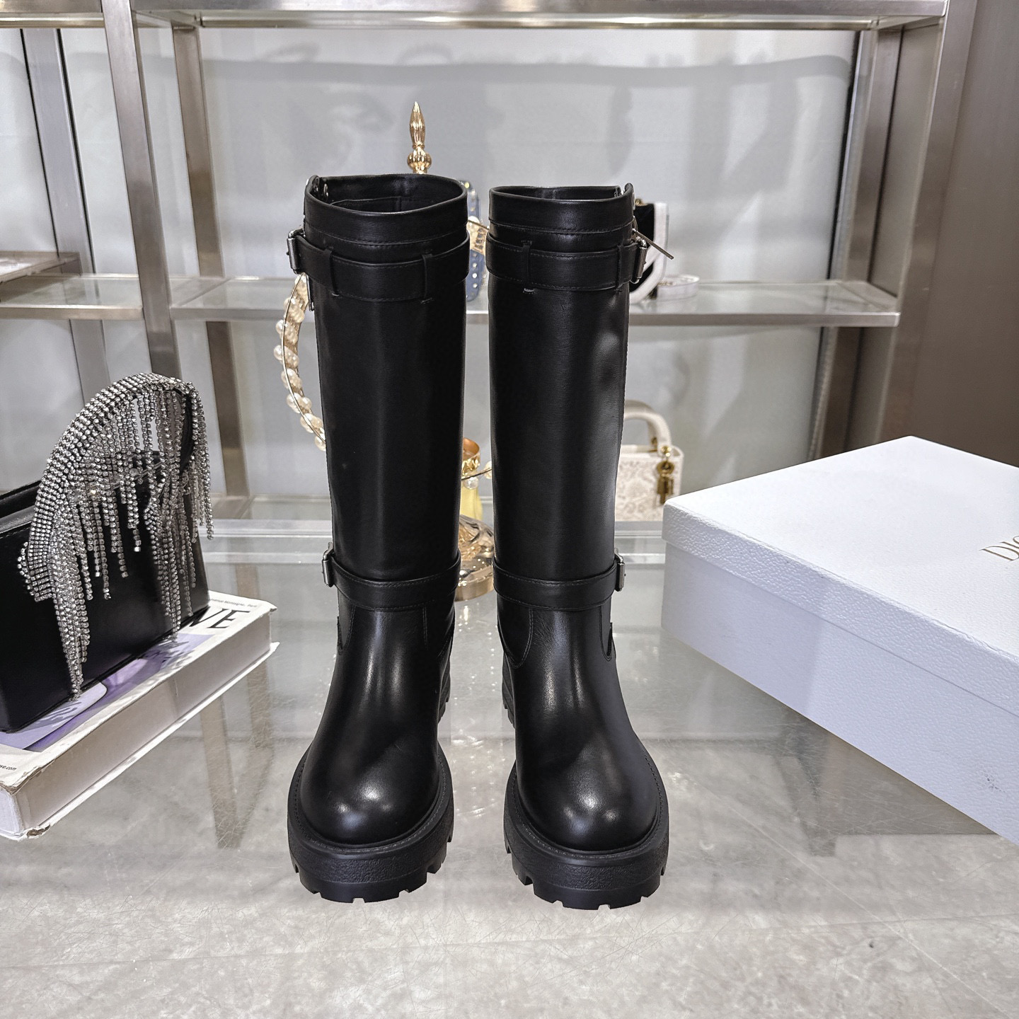 NO:469226,Di0R 2025 autumn and winter new boots High-version Dior logo letter boots show classic design. The enduring riding boots are made of soft black cowhide leather to create a casual yet elegant style. Classic and versatile. It uses top imported calfskin, the entire boot is full-skinned, water-dyed cowhide, original open molded sole Size35–40 (40 custom made without return), boots, dior, dior, boots, cowhide19860909Di0R 迪奥2025秋冬新款靴 高版本 Dior 标志字母靴子 彰显经典设计.经久不衰的马靴造型,采用柔软的黑色牛皮革制作,打造休闲又不失优雅的风格.经典百搭 采用顶级进口小牛皮,整个靴筒都是全皮 内里水染牛皮 , 原版开模大底 Size35–40（40订做不退换),靴子,dior,dior,boots,cowhide,Women's Shoes
