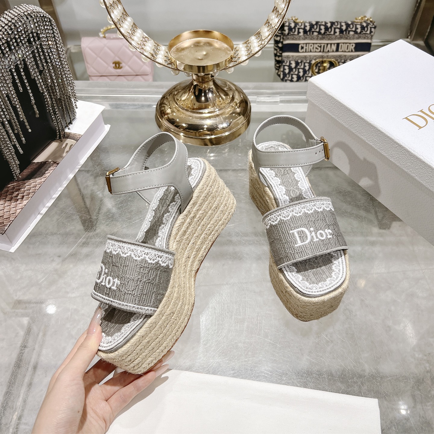 Dior 620 迪奥Dway草编厚底字母刺绣麻绳底坡跟凉鞋 Dway 厚底凉鞋 休闲 自然色酒椰草效果面料和撞色棉质鞋面