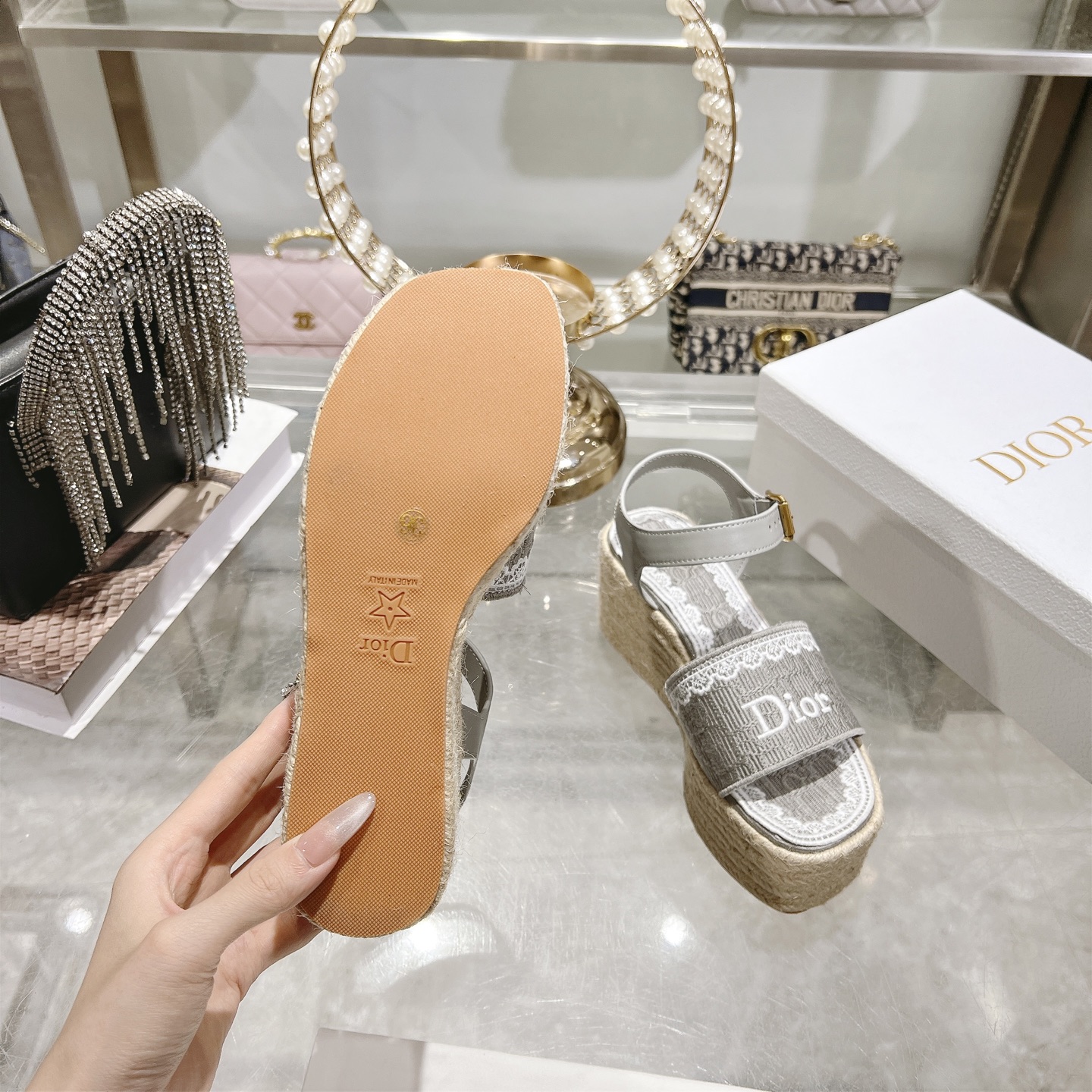 Dior 620 迪奥Dway草编厚底字母刺绣麻绳底坡跟凉鞋 Dway 厚底凉鞋 休闲 自然色酒椰草效果面料和撞色棉质鞋面