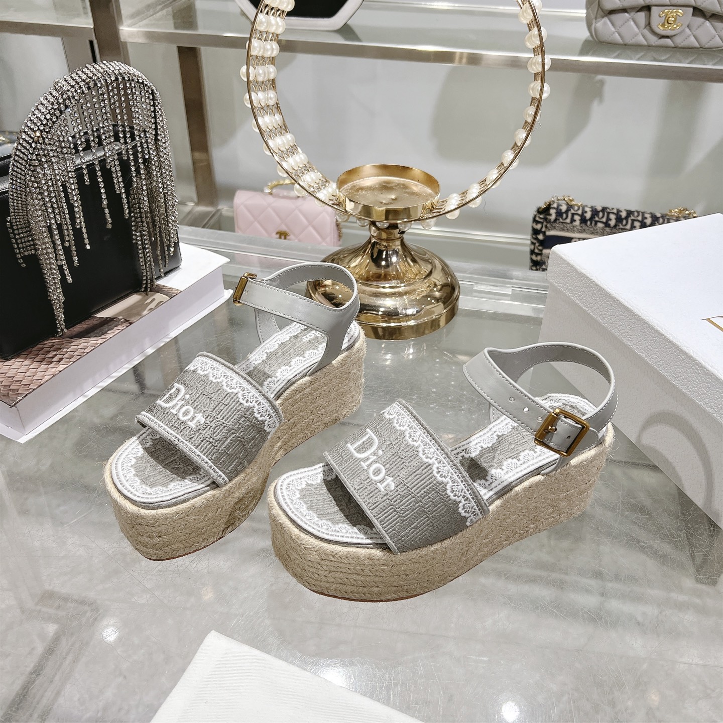 Dior 620 迪奥Dway草编厚底字母刺绣麻绳底坡跟凉鞋 Dway 厚底凉鞋 休闲 自然色酒椰草效果面料和撞色棉质鞋面