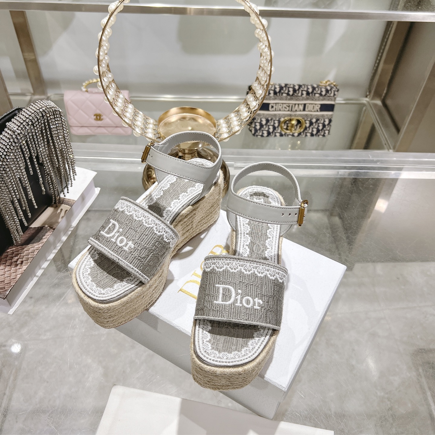 Dior 620 迪奥Dway草编厚底字母刺绣麻绳底坡跟凉鞋 Dway 厚底凉鞋 休闲 自然色酒椰草效果面料和撞色棉质鞋面