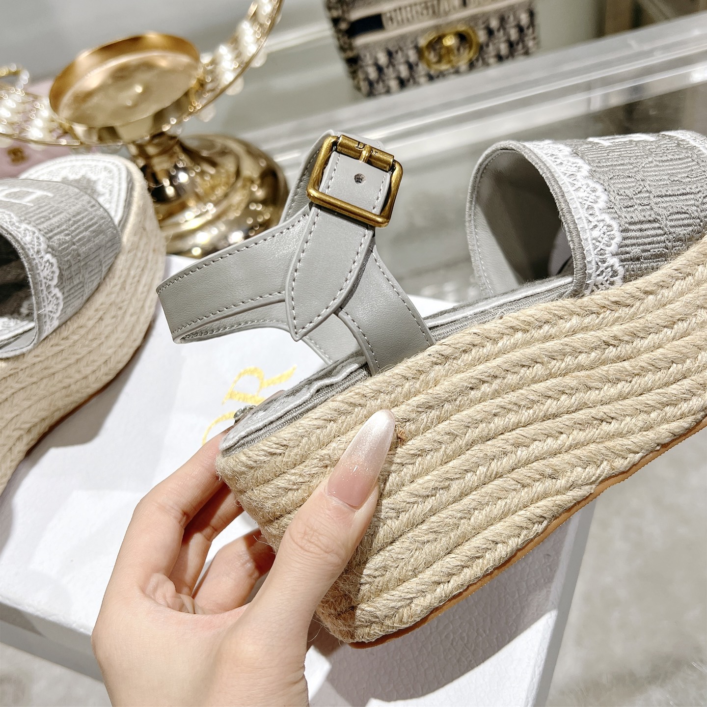 Dior 620 迪奥Dway草编厚底字母刺绣麻绳底坡跟凉鞋 Dway 厚底凉鞋 休闲 自然色酒椰草效果面料和撞色棉质鞋面