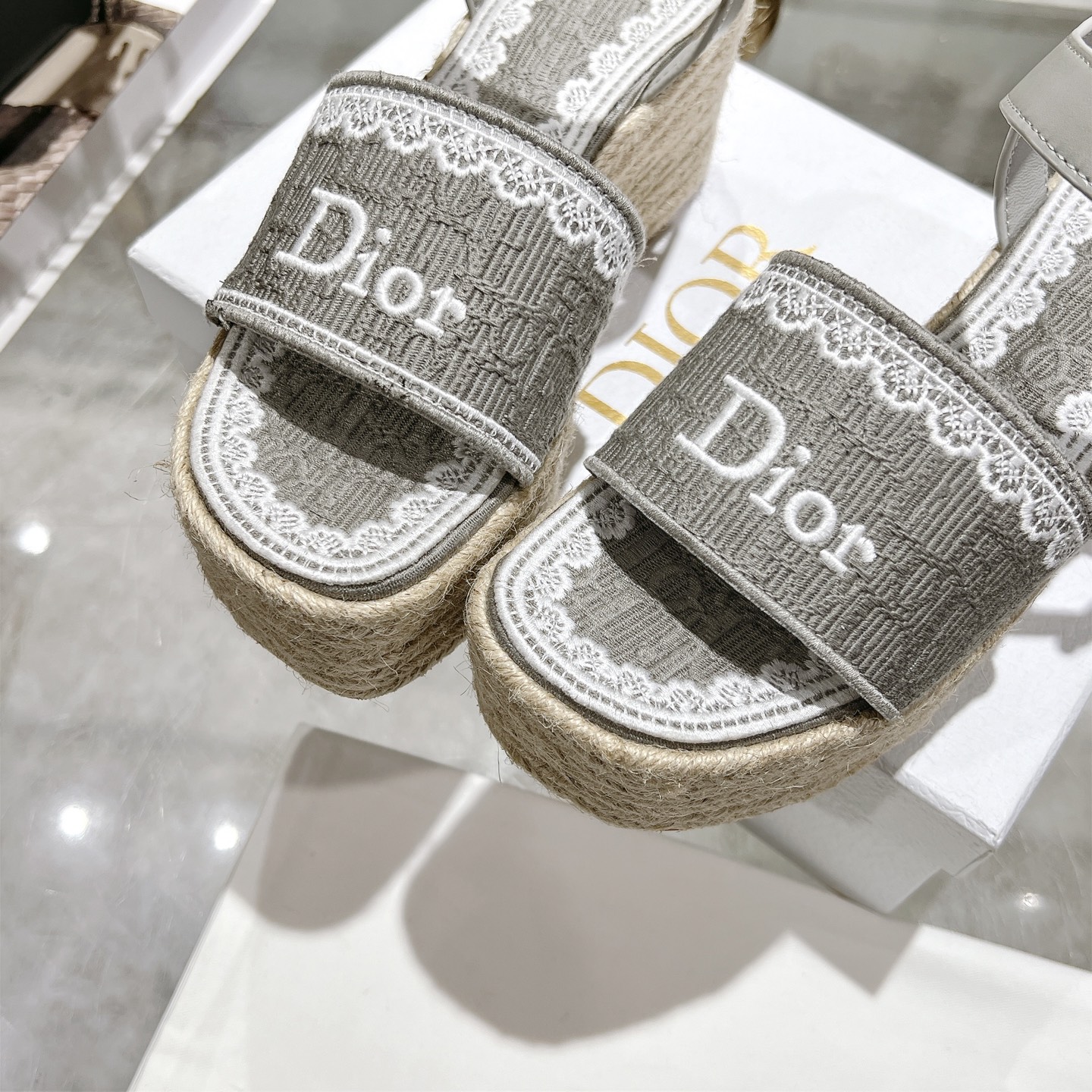 Dior 620 迪奥Dway草编厚底字母刺绣麻绳底坡跟凉鞋 Dway 厚底凉鞋 休闲 自然色酒椰草效果面料和撞色棉质鞋面