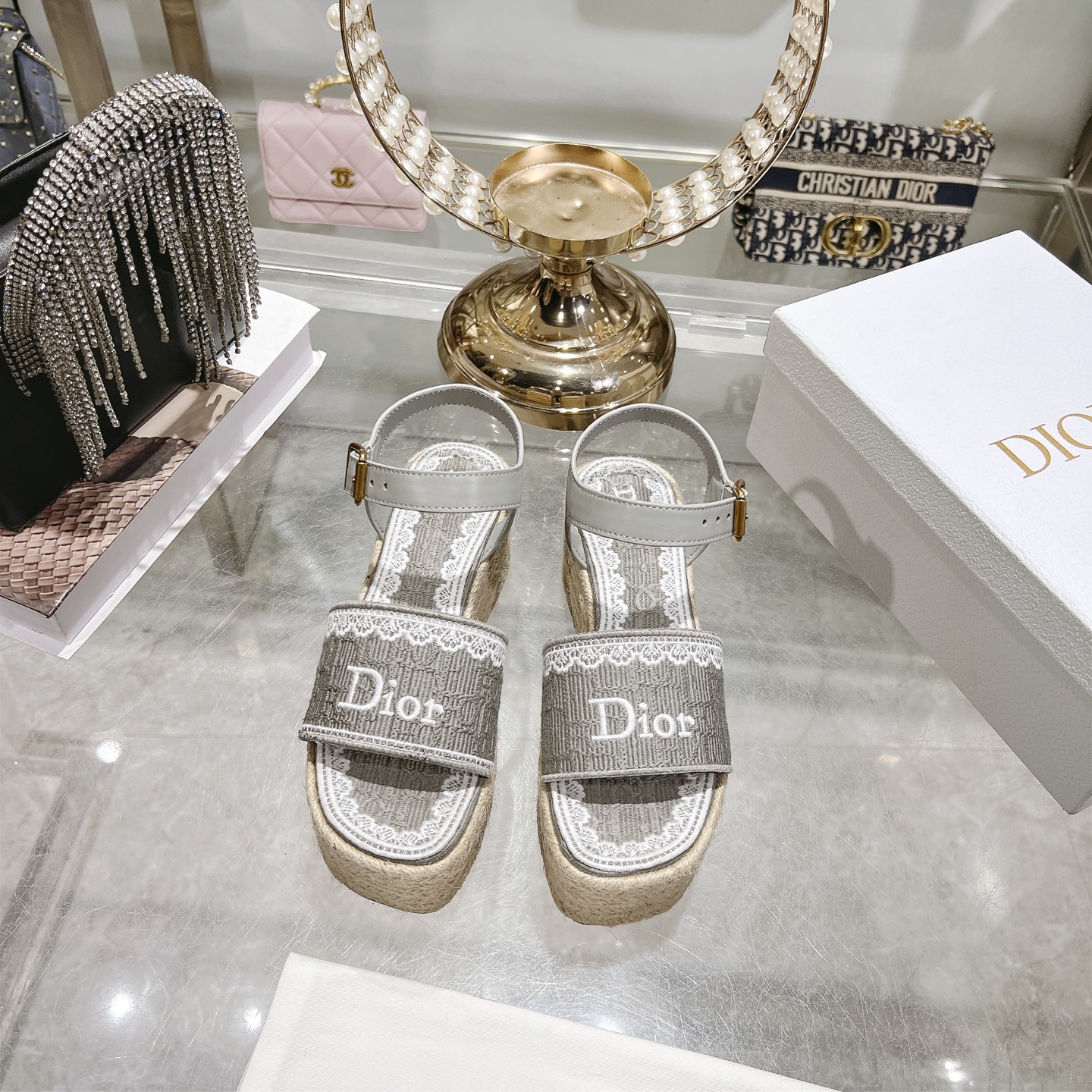Dior 620 迪奥Dway草编厚底字母刺绣麻绳底坡跟凉鞋 Dway 厚底凉鞋 休闲 自然色酒椰草效果面料和撞色棉质鞋面