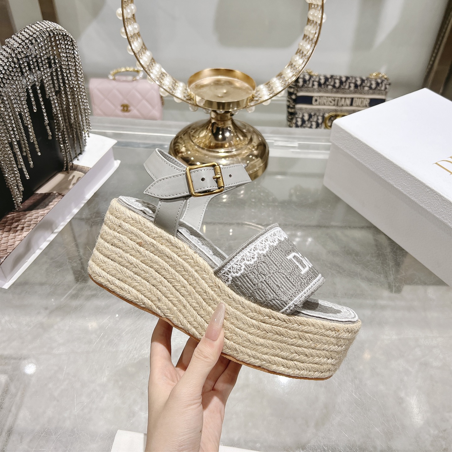 Dior 620 迪奥Dway草编厚底字母刺绣麻绳底坡跟凉鞋 Dway 厚底凉鞋 休闲 自然色酒椰草效果面料和撞色棉质鞋面