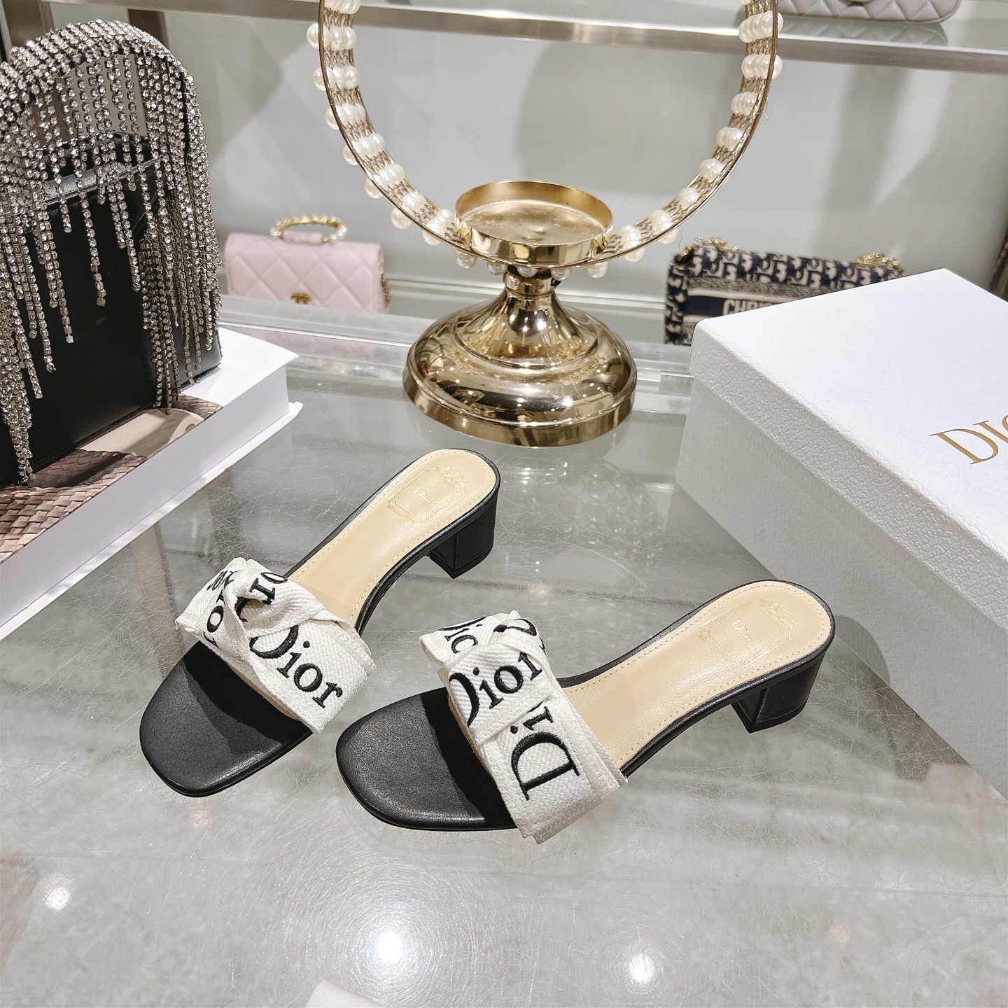 Dior J'ADIOR 迪奥 Dior 2026 早春新款高定系列Dentelle高跟蝴蝶结女鞋 CD字母logo立体刺绣方头露趾拼色凉拖鞋 市面