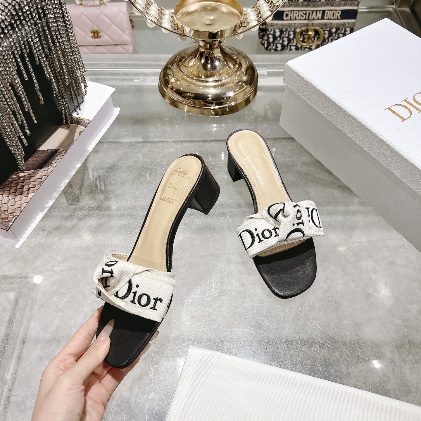 Dior J'ADIOR 迪奥 Dior 2026 早春新款高定系列Dentelle高跟蝴蝶结女鞋 CD字母logo立体刺绣方头露趾拼色凉拖鞋 市面