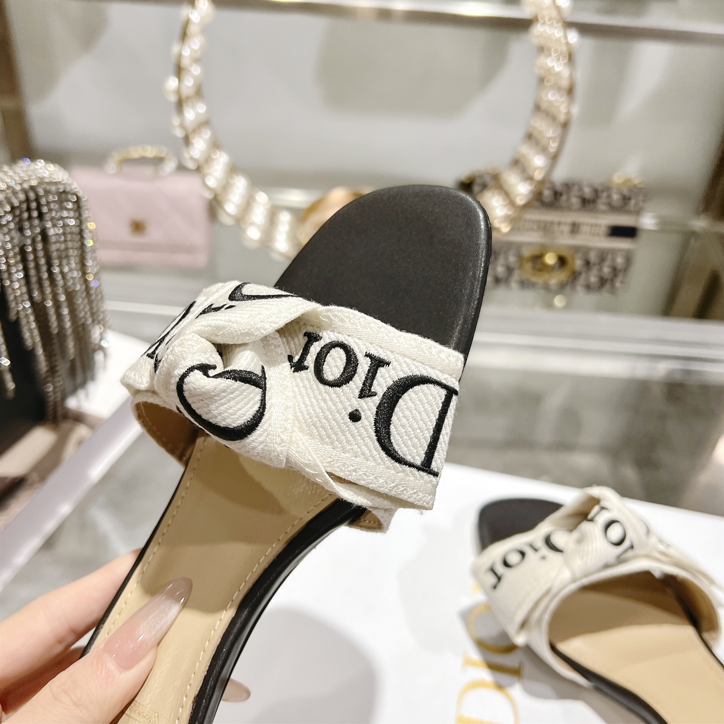 Dior J'ADIOR 迪奥 Dior 2026 早春新款高定系列Dentelle高跟蝴蝶结女鞋 CD字母logo立体刺绣方头露趾拼色凉拖鞋 市面