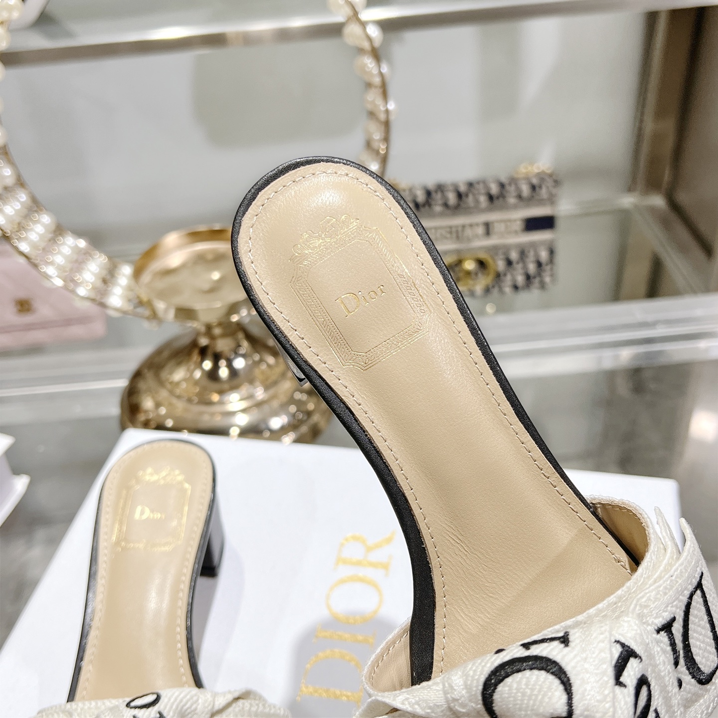 Dior J'ADIOR 迪奥 Dior 2026 早春新款高定系列Dentelle高跟蝴蝶结女鞋 CD字母logo立体刺绣方头露趾拼色凉拖鞋 市面