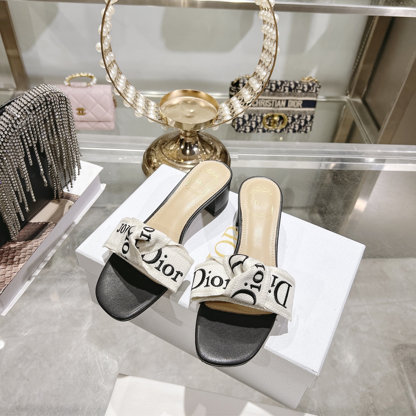 Dior J'ADIOR 迪奥 Dior 2026 早春新款高定系列Dentelle高跟蝴蝶结女鞋 CD字母logo立体刺绣方头露趾拼色凉拖鞋 市面