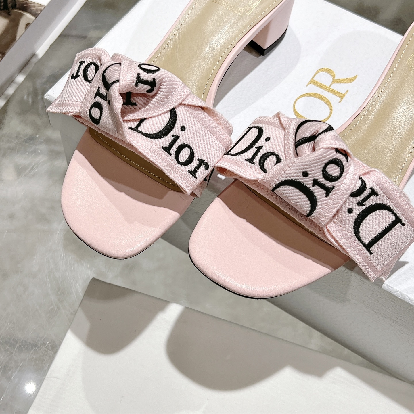 Dior J'ADIOR 迪奥 Dior 2026 早春新款高定系列Dentelle高跟蝴蝶结女鞋 CD字母logo立体刺绣方头露趾拼色凉拖鞋 市面