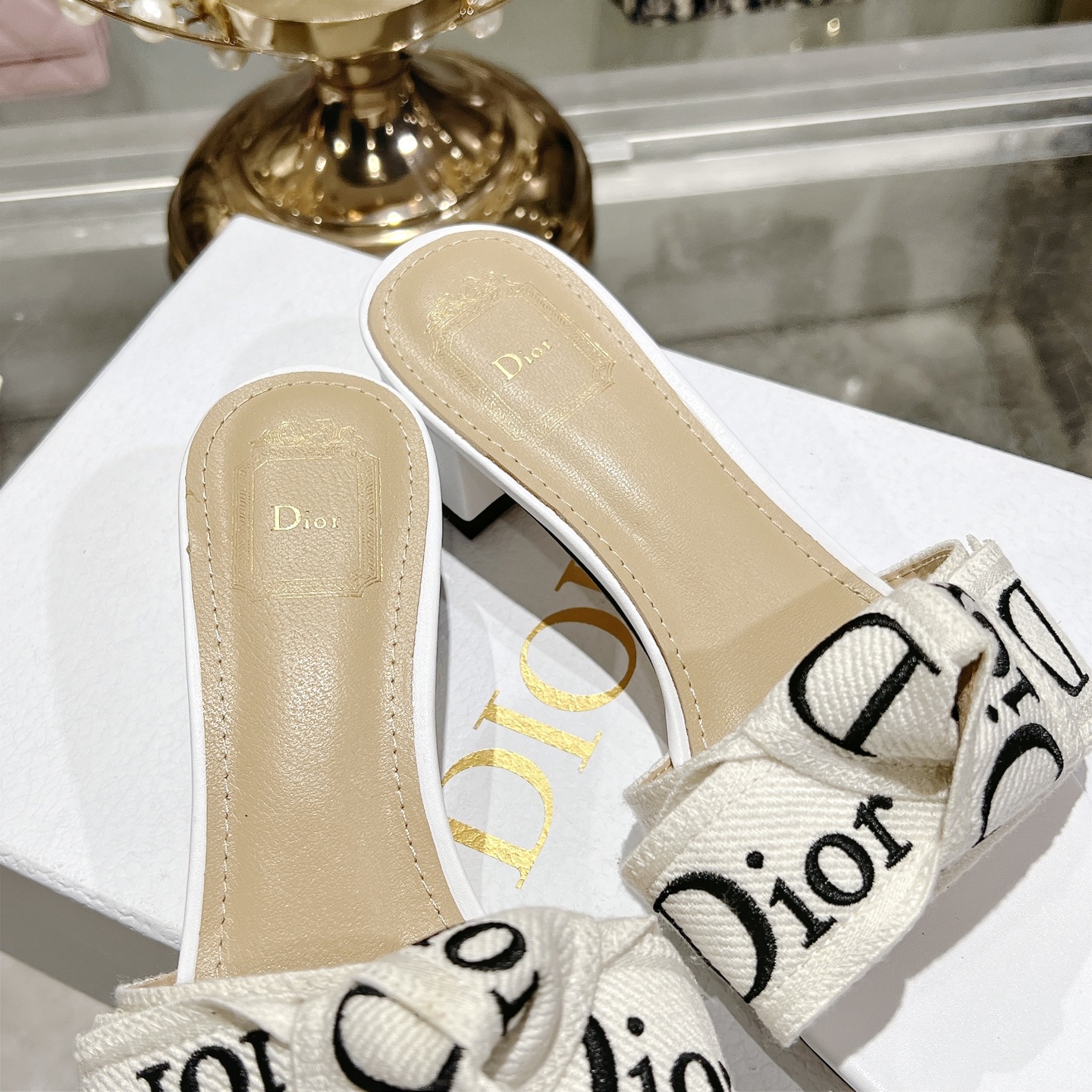 Dior J'ADIOR 迪奥 Dior 2026 早春新款高定系列Dentelle高跟蝴蝶结女鞋 CD字母logo立体刺绣方头露趾拼色凉拖鞋 市面
