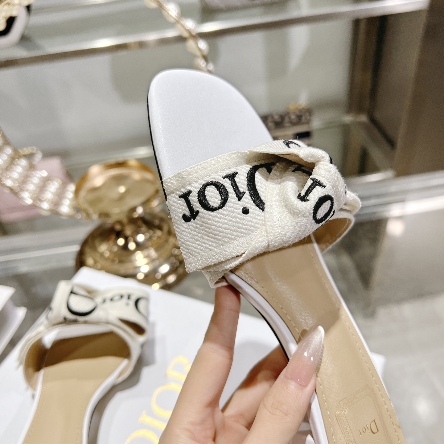 Dior J'ADIOR 迪奥 Dior 2026 早春新款高定系列Dentelle高跟蝴蝶结女鞋 CD字母logo立体刺绣方头露趾拼色凉拖鞋 市面