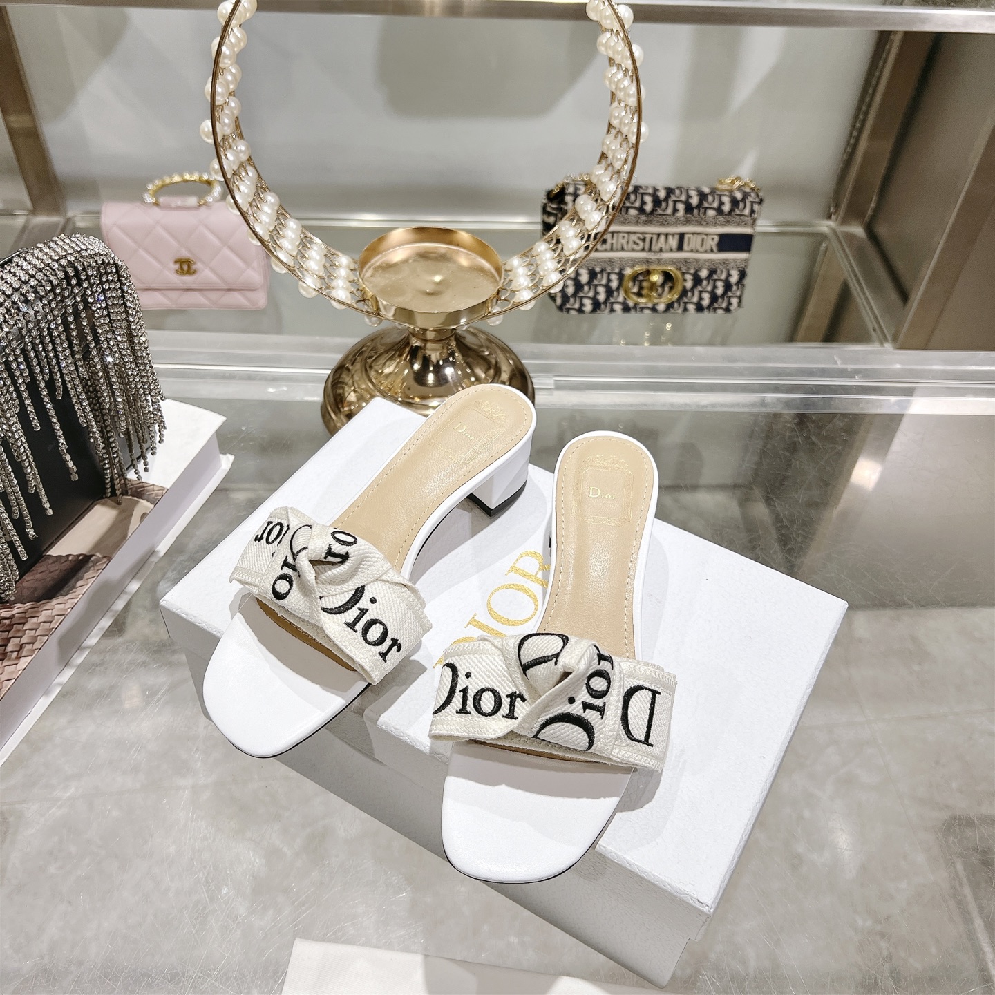 Dior J'ADIOR 迪奥 Dior 2026 早春新款高定系列Dentelle高跟蝴蝶结女鞋 CD字母logo立体刺绣方头露趾拼色凉拖鞋 市面
